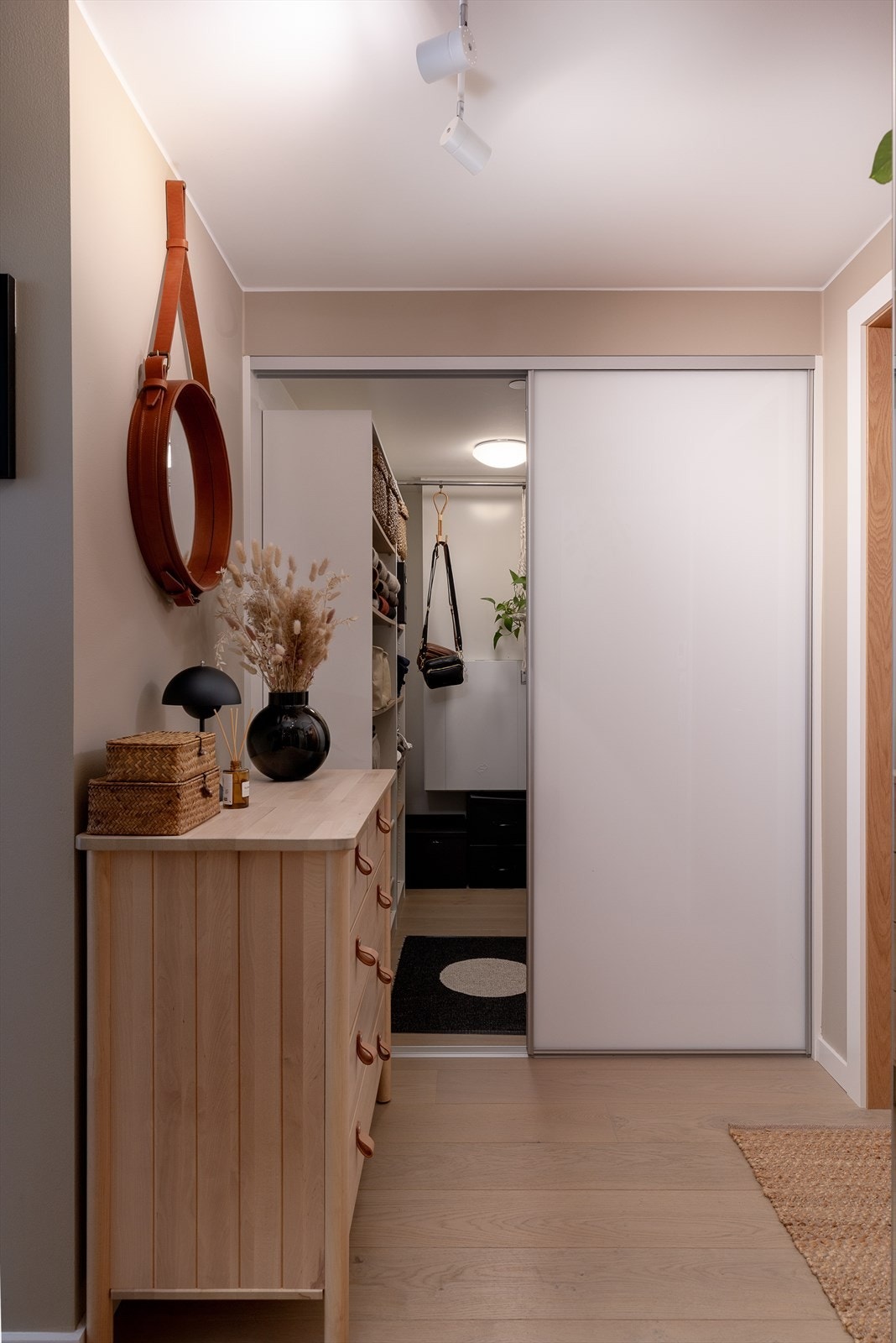 Rett innenfor døren er det tilgang til en romslig bod/garderobe på 3 m². Galleribilde