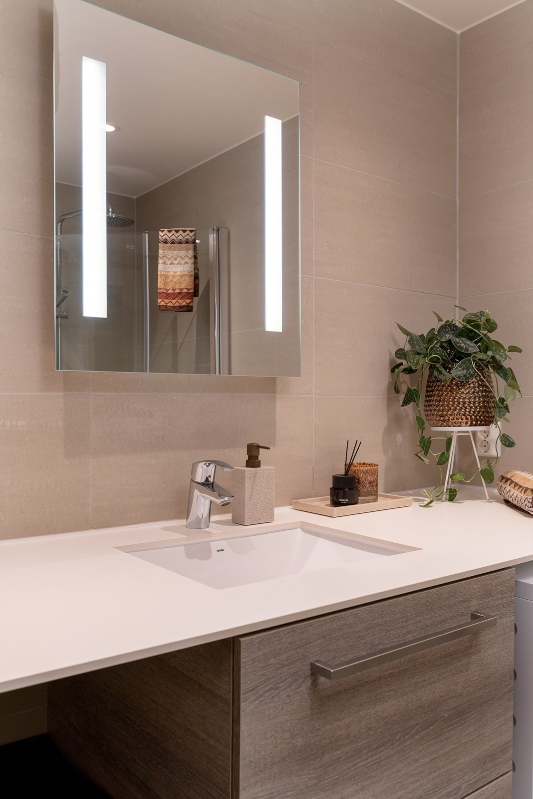 Badet består av en lang benk med plass til både vaskemaskin og tørketrommel, alternativt vaskemaskin og ytterliggere oppbevaring. Kombimaskin fra 2020 medfølger salget. Galleribilde