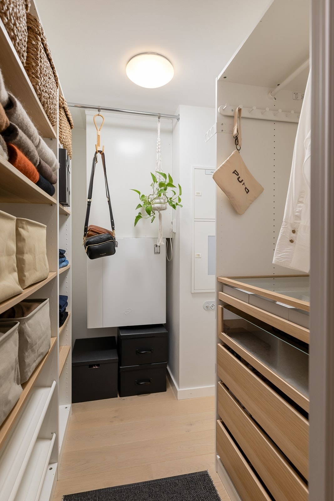 Innvendig bod/teknisk rom med god plass til oppbevaring av yttertøy og sko. Praktiske stenger på veggen rett frem og til høyre for ekstra oppbevaring. Galleribilde