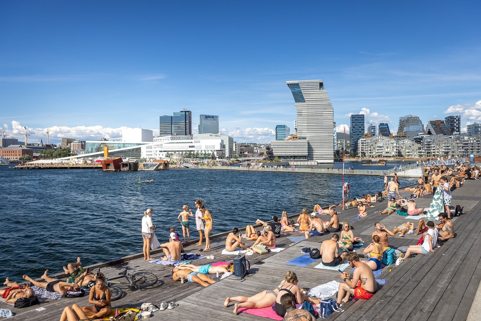 På varme dager er Sørenga og Havnepromenaden populære samlingssteder, kun en kort spasertur unna. Galleribilde