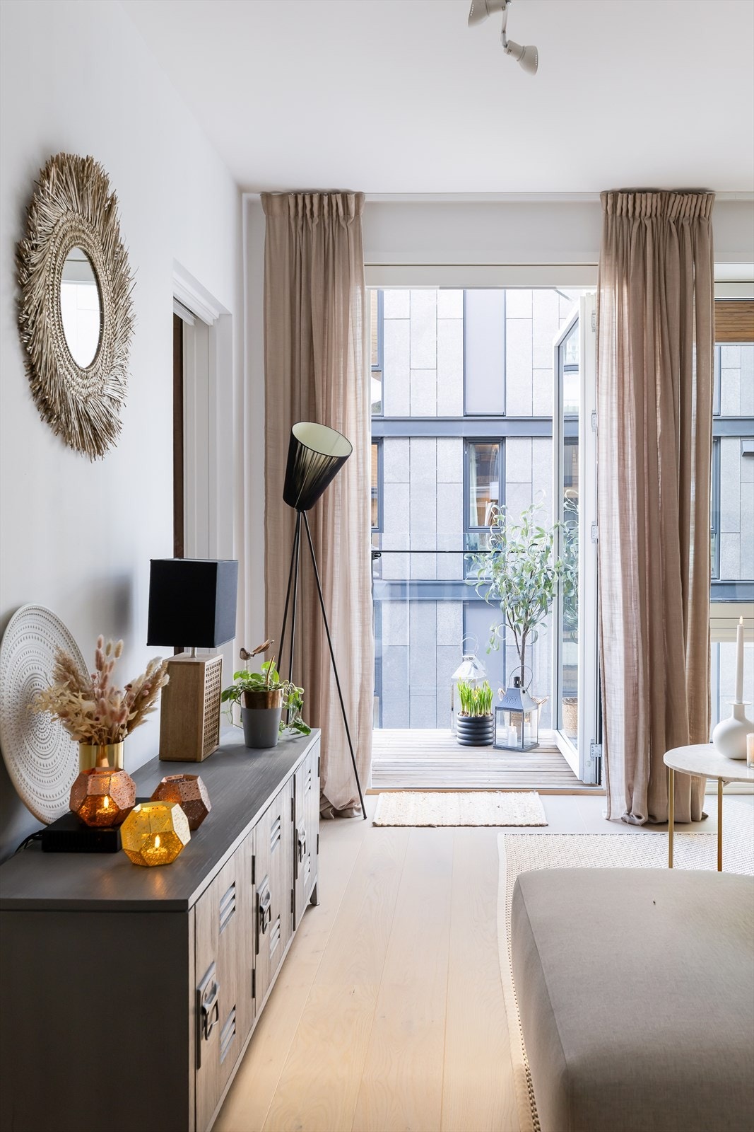 Fra stuen er det utgang til en herlig balkong som fungerer som en forlengelse av stuen på vår- og sommerstid. Galleribilde