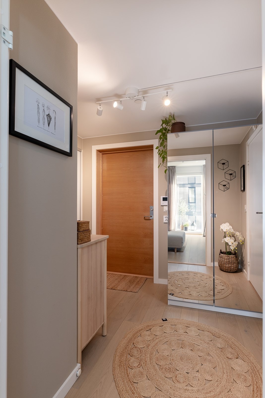 Leiligheten har en svært innbydende entré som gir et godt førsteinntrykk av leiligheten. God plass til garderobeskap på flere av veggene! Galleribilde