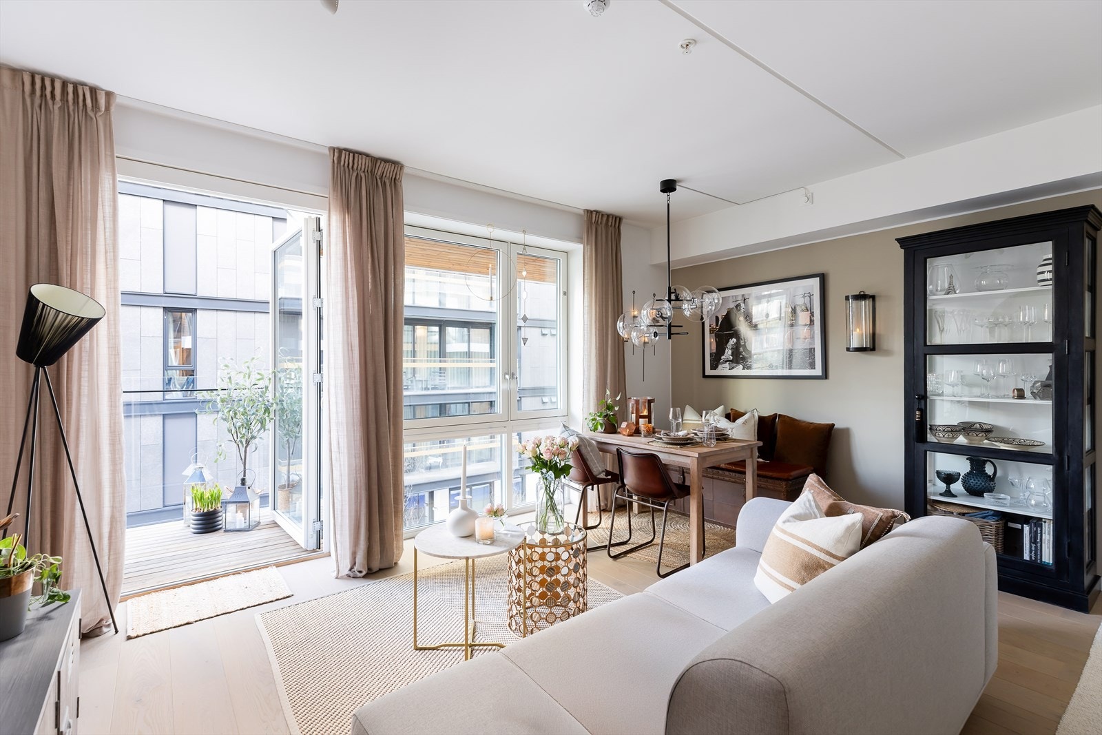 Stuen har store vindusflater som slipper inn rikelig med naturlig lys og skaper en herlig atmosfære. Galleribilde