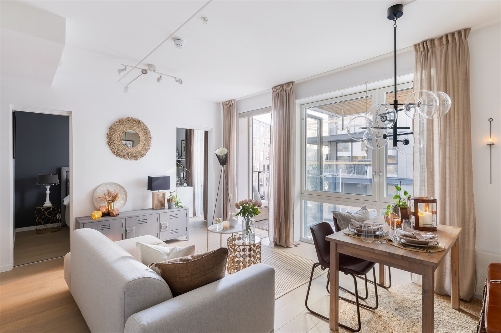Leilighetens utforming åpner opp for flere møbleringsmuligheter, og det er god plass til sofa, mediemøblement og spisebord med stoler. Galleribilde