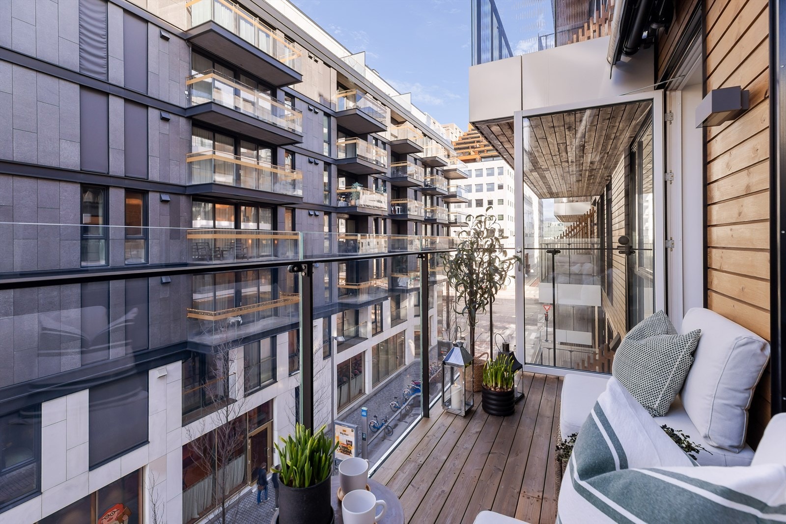 Balkongen er utstyrt med en elektrisk markise fra 2023 med fjernkontroll og vindsensor, og det er god plass til loungegruppe og beplantning. Galleribilde