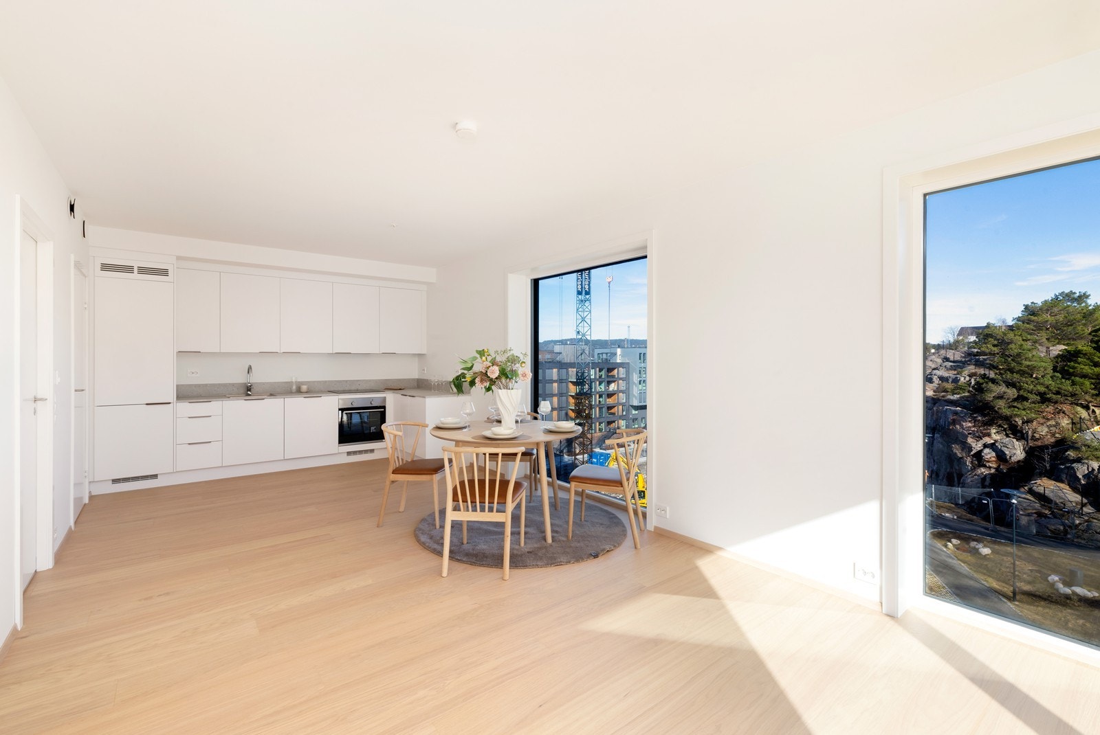 Flott kjøkken fra Strai er utstyrt med integrerte hvitevarer. Kjøkkenet har rikelig med oppbevaringsplass og en praktisk bod for ytterlig oppbevaring like ved Galleribilde