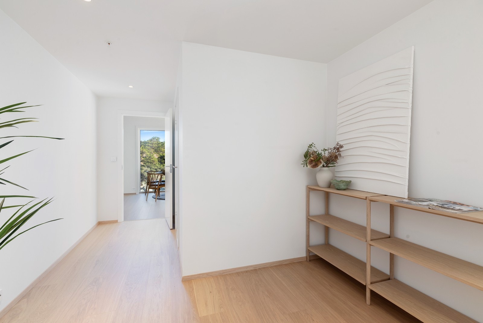 Gangen er romslig med og herfra er det inngang til tre soverom, baderom og stue/ kjøkken Galleribilde