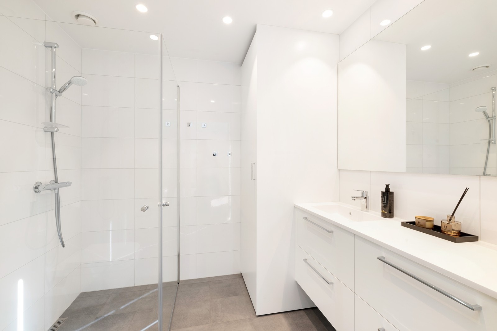 opplegg for vaskemaskin og tørkeketrommel i høyskap Galleribilde