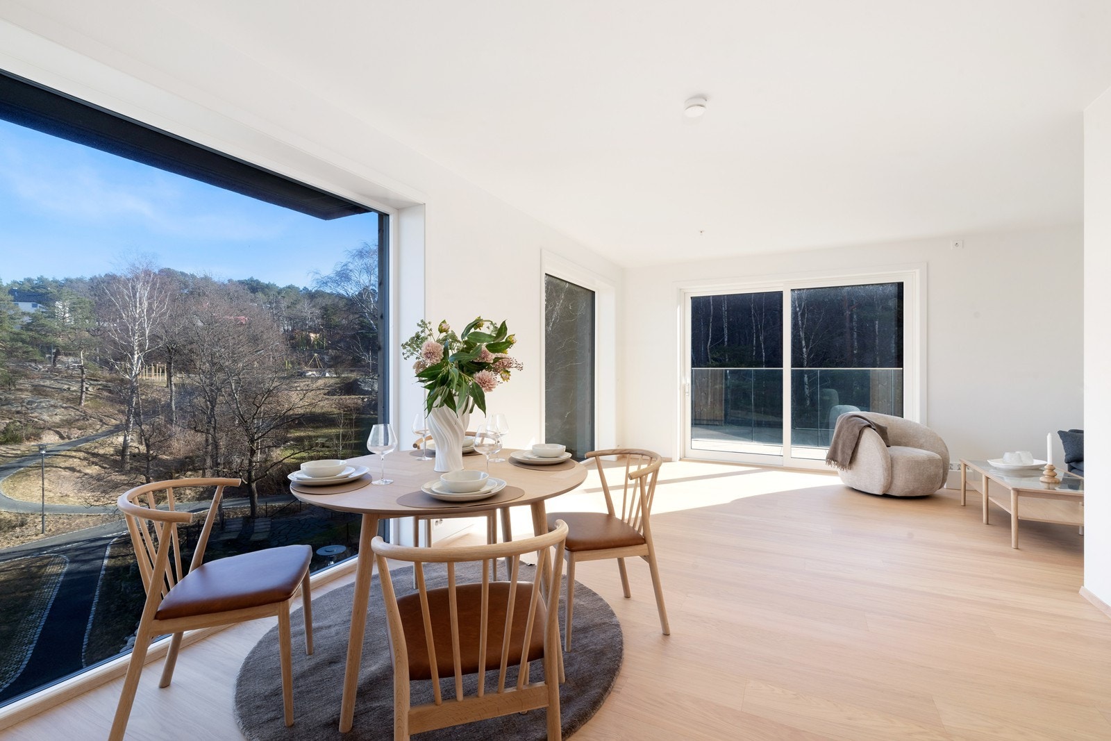 Det spesielle med leiligheten er gode materialvalg, god takhøyde i stue/kjøkken og store gode vindusflater som gjør leiligheten særdeles lys og luftig. Galleribilde