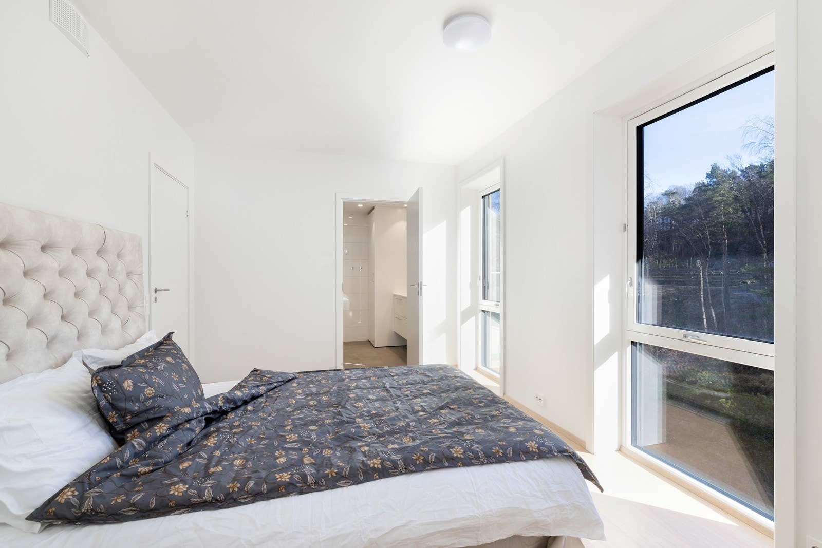 Privat baderom tilknyttet hovedsoverom Galleribilde