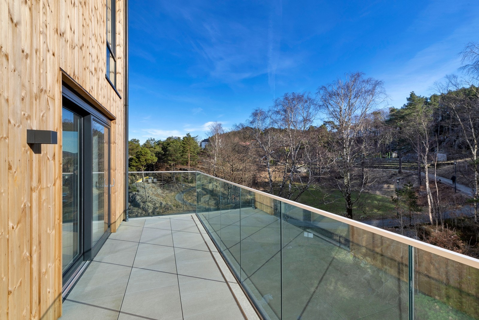 Det er utgang til balkongen fra stuen Galleribilde