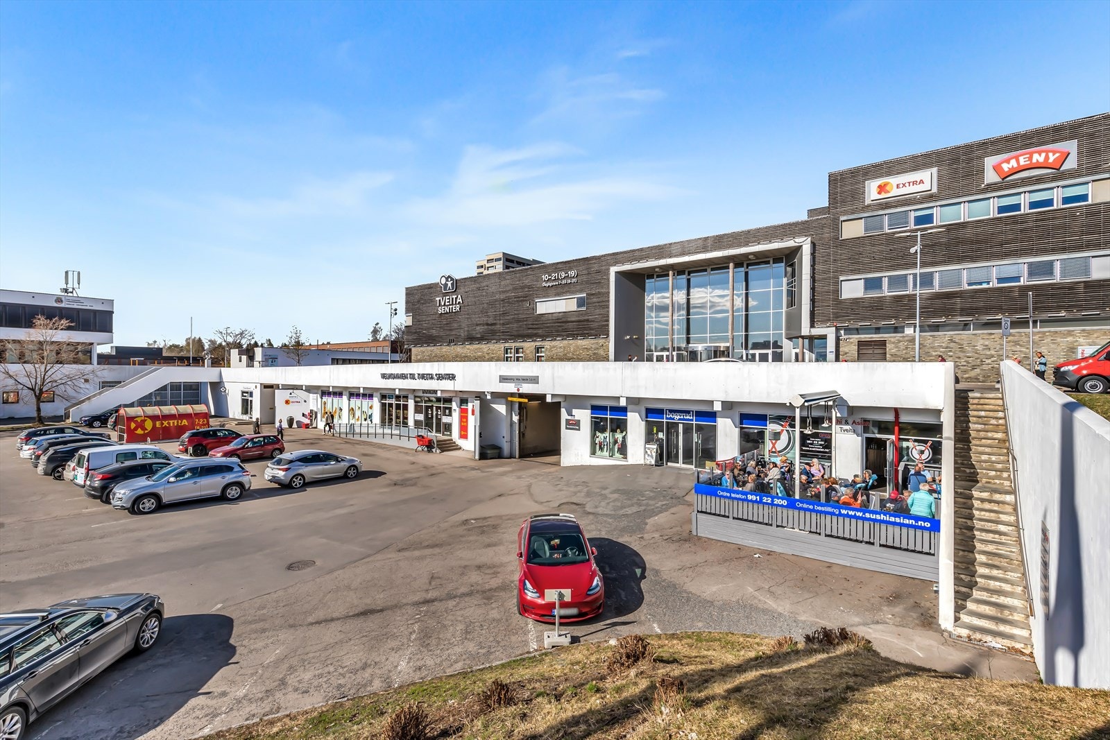 Tveita Senter tilbyr et godt utvalg av butikker, apotek og posttjenester samt Tveita T-banestasjon med linje 2 som tar deg til sentrum på et kvarter. Galleribilde