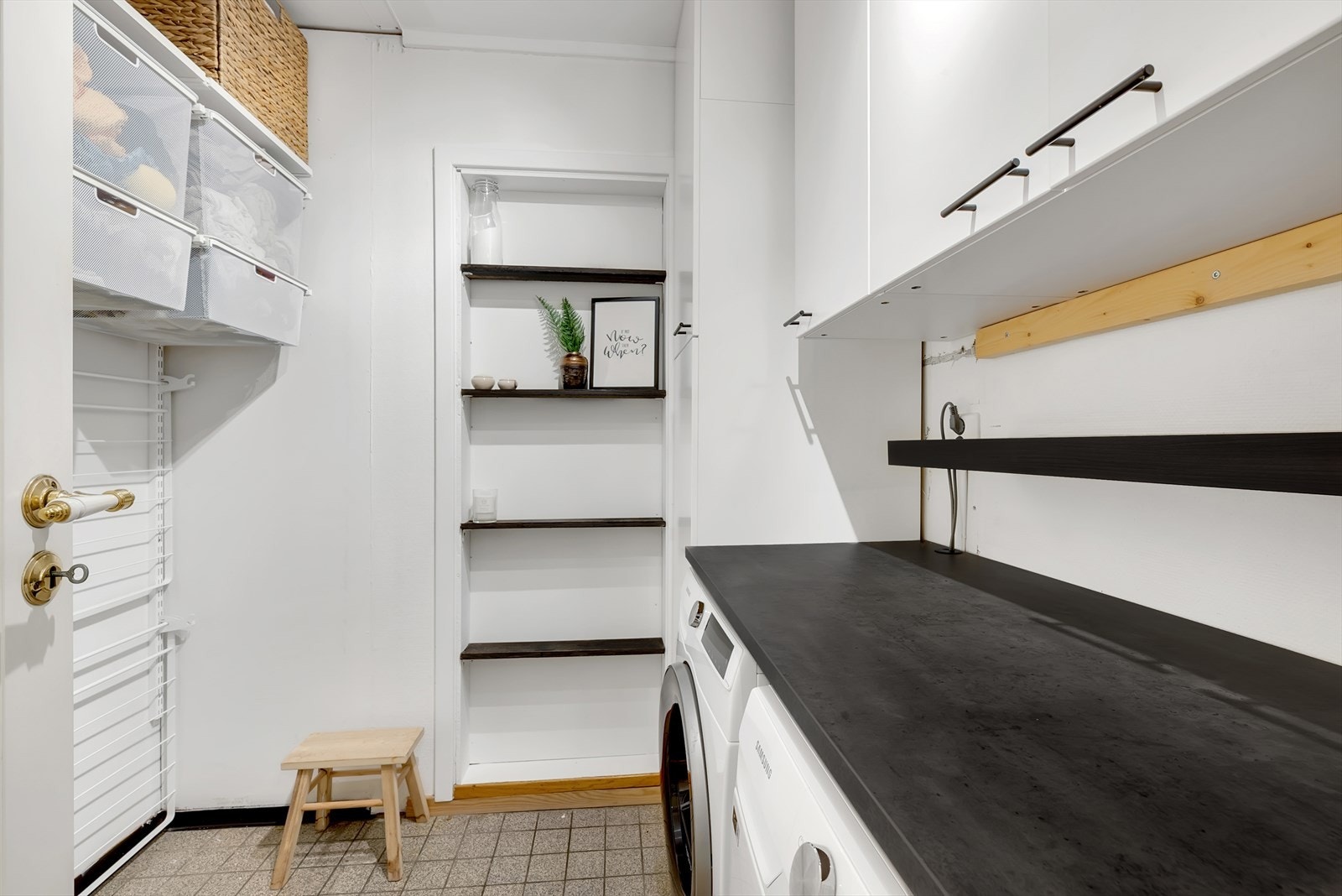 Innvendig bod som er innredet som vaskerom med opplegg for vaskemaskin og tørketrommel, samt god hylleplass. Galleribilde