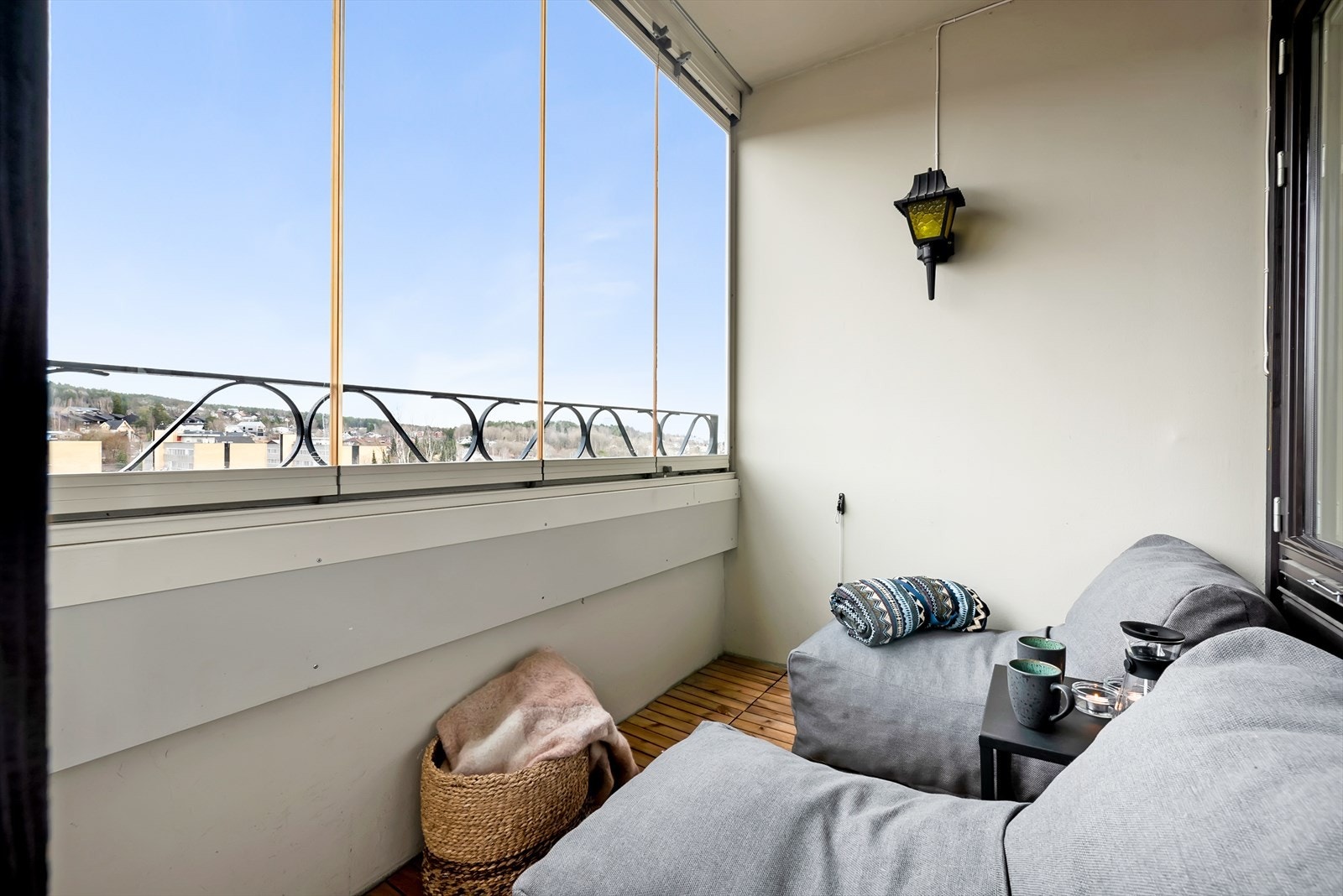 Den innglassede delen er på 4 m², med en åpen del på 2 m² utenfor. Galleribilde