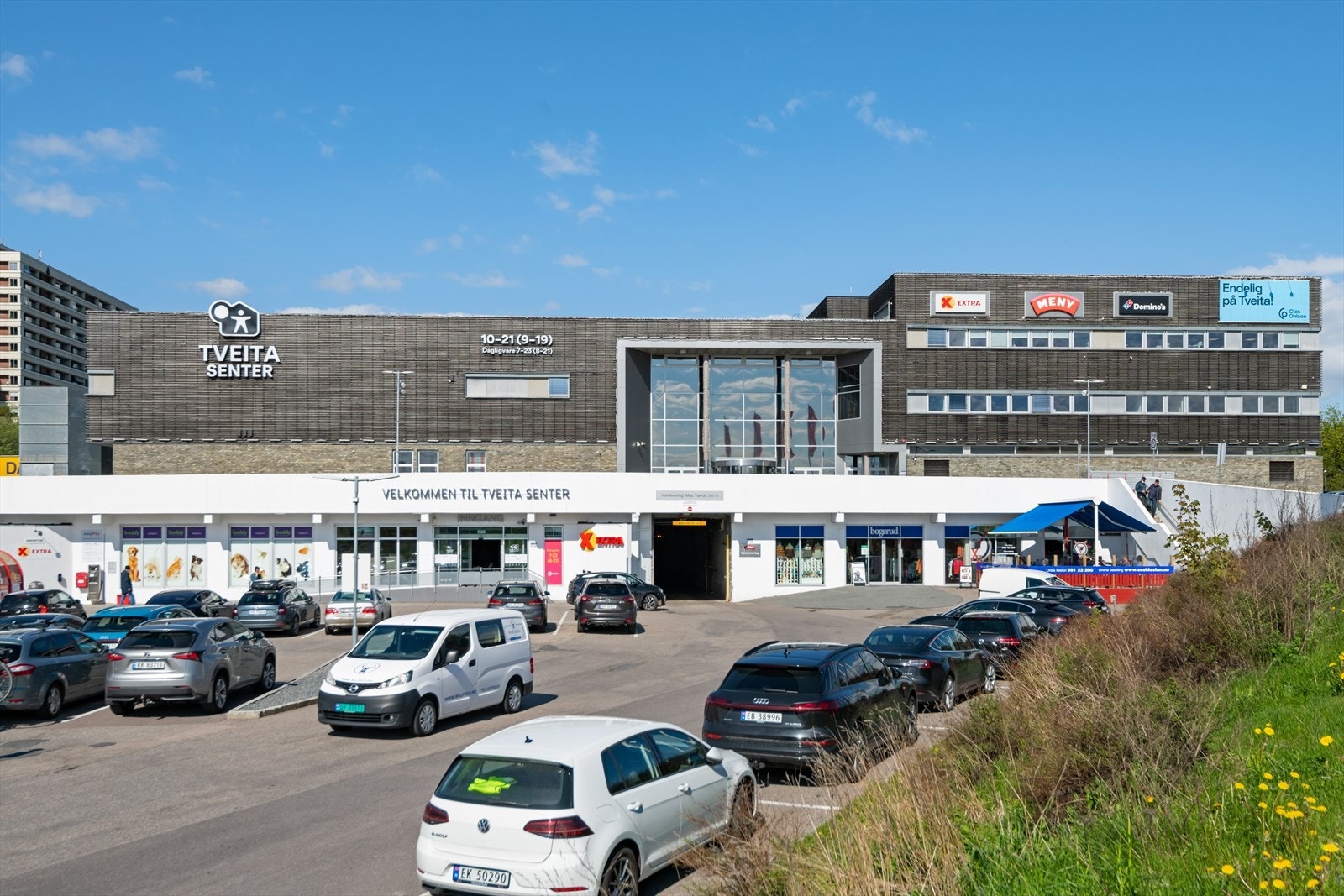 Beliggenheten kombinerer roen fra et etablert boligområde med umiddelbar nærhet til alle servicetilbud. Galleribilde