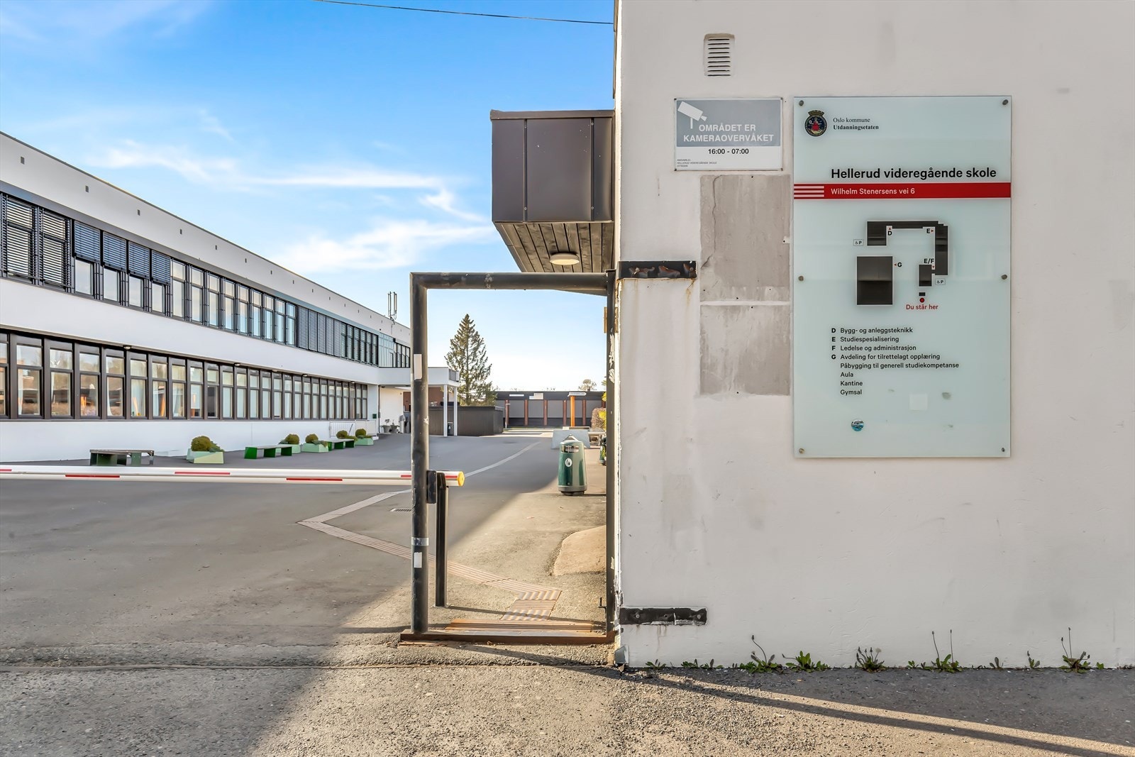 Flere skoler og barnehager ligger i gangavstand, inkludert Hellerud videregående skole. Galleribilde