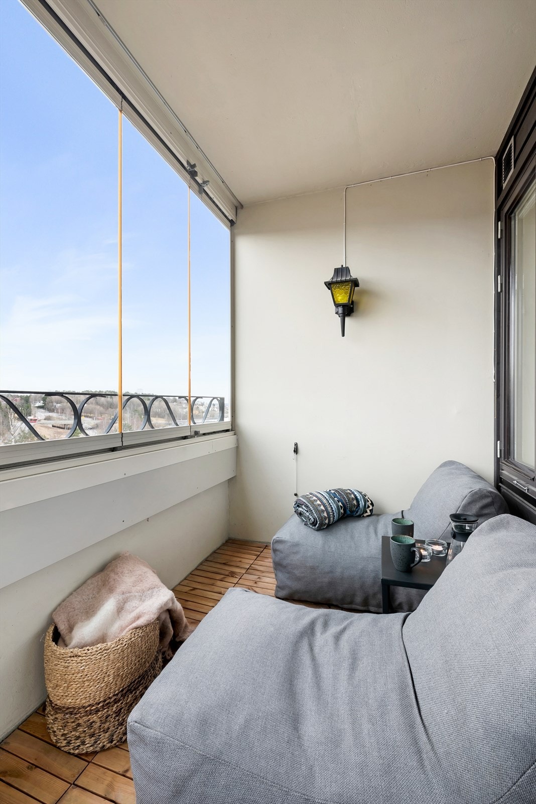Balkongen er delvis innglasset, noe som forlenger brukstiden fra tidlig vår til sen høst. Galleribilde
