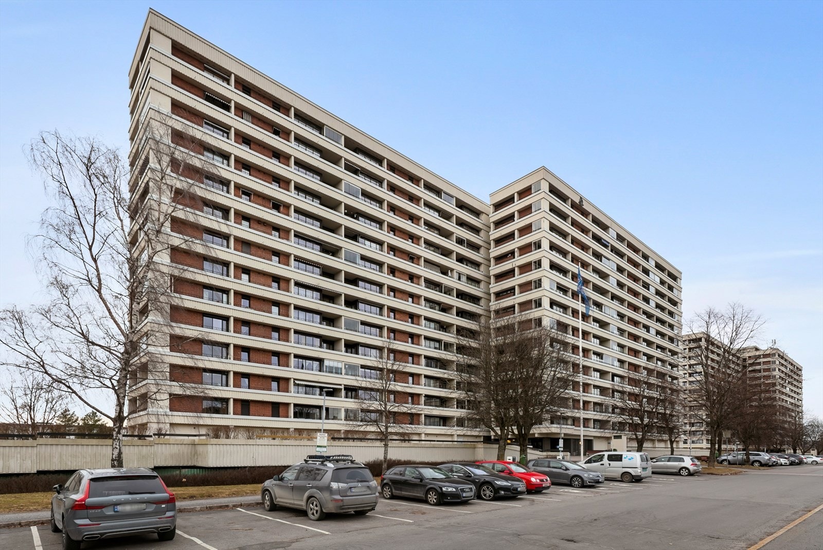 Leiligheten ligger i en bygning med 3 heiser. Leiligheten disponerer garasjeplass med elbillader i fellesanlegg i kjelleren. Galleribilde