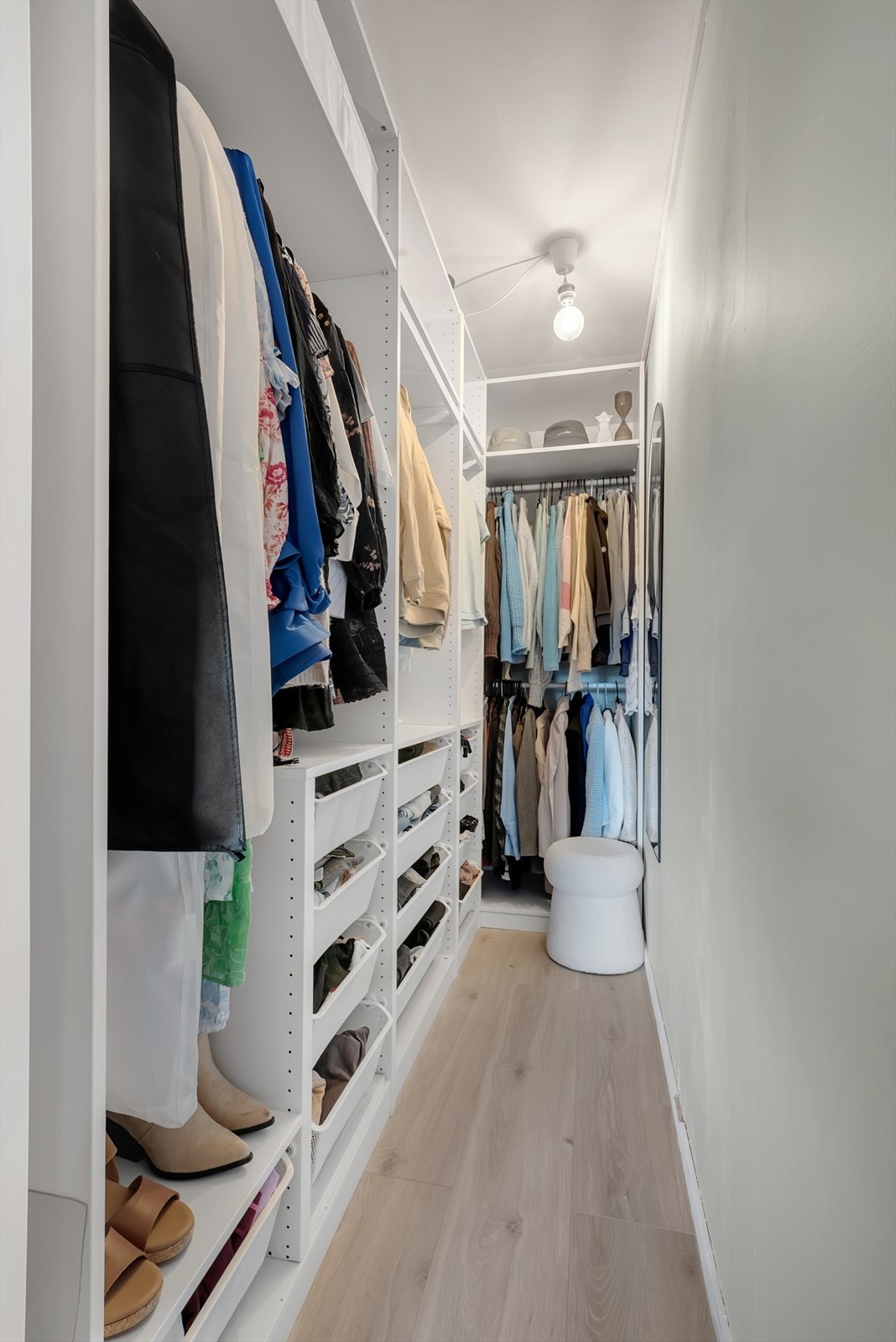 En praktisk walk-in-garderobe, etablert i 2023, gir rikelig med oppbevaringsplass. Galleribilde