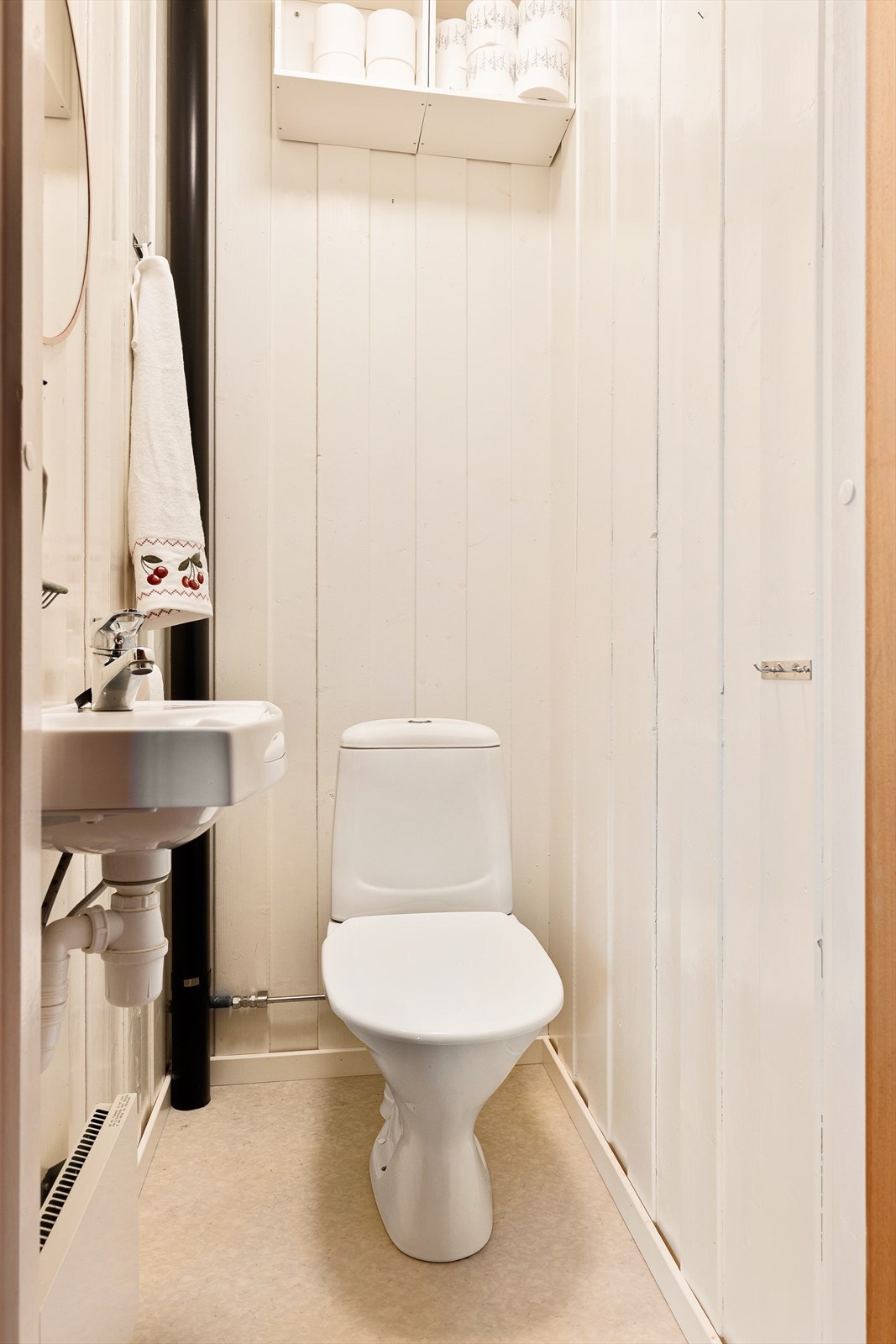 Klosett finnes i separat toalettrom, tilstøtende badet. Galleribilde