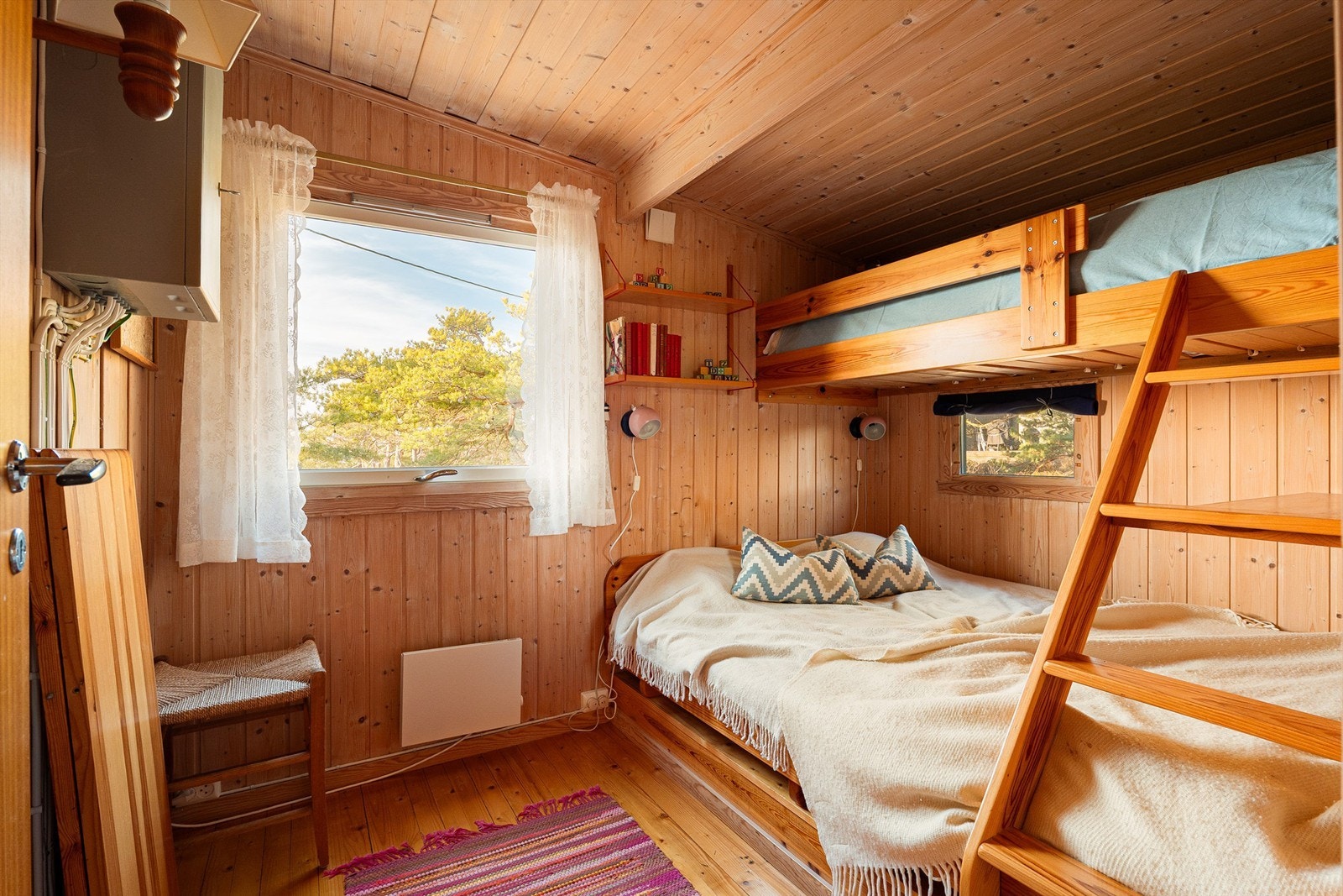 Fire soverom gir god plass også til eventuelle besøkende som ønsker å overnatte. Dette ble utvidet i 2010. Galleribilde