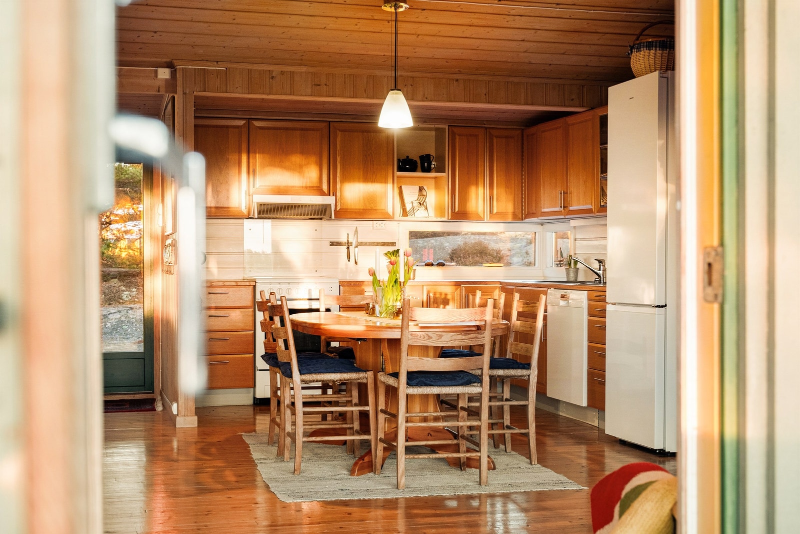 Både stuen og kjøkkenet fylles av den lavere ettermiddags- og kveldssolen. Galleribilde