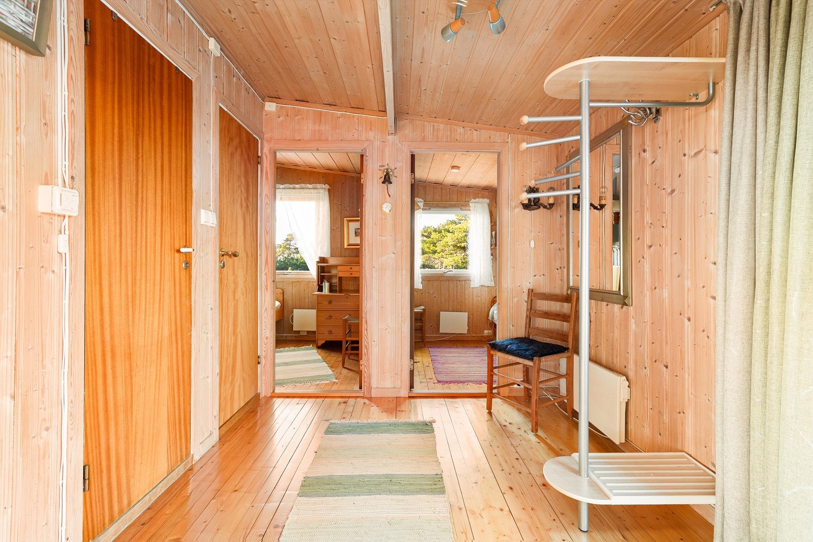 Barne-/gjesterommene er i likhet med badet og toalettrommet samlet ved entreen - tilbaketrukne fra romløsningens sosiale sone. Galleribilde