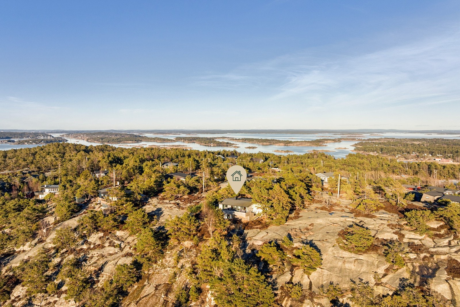 Eiendommen ligger høyt og fritt på Liatoppens vestside - midt i skjærgårdsparadiset Hvaler. Fotograf; Kristoffer Kristiansen. Galleribilde