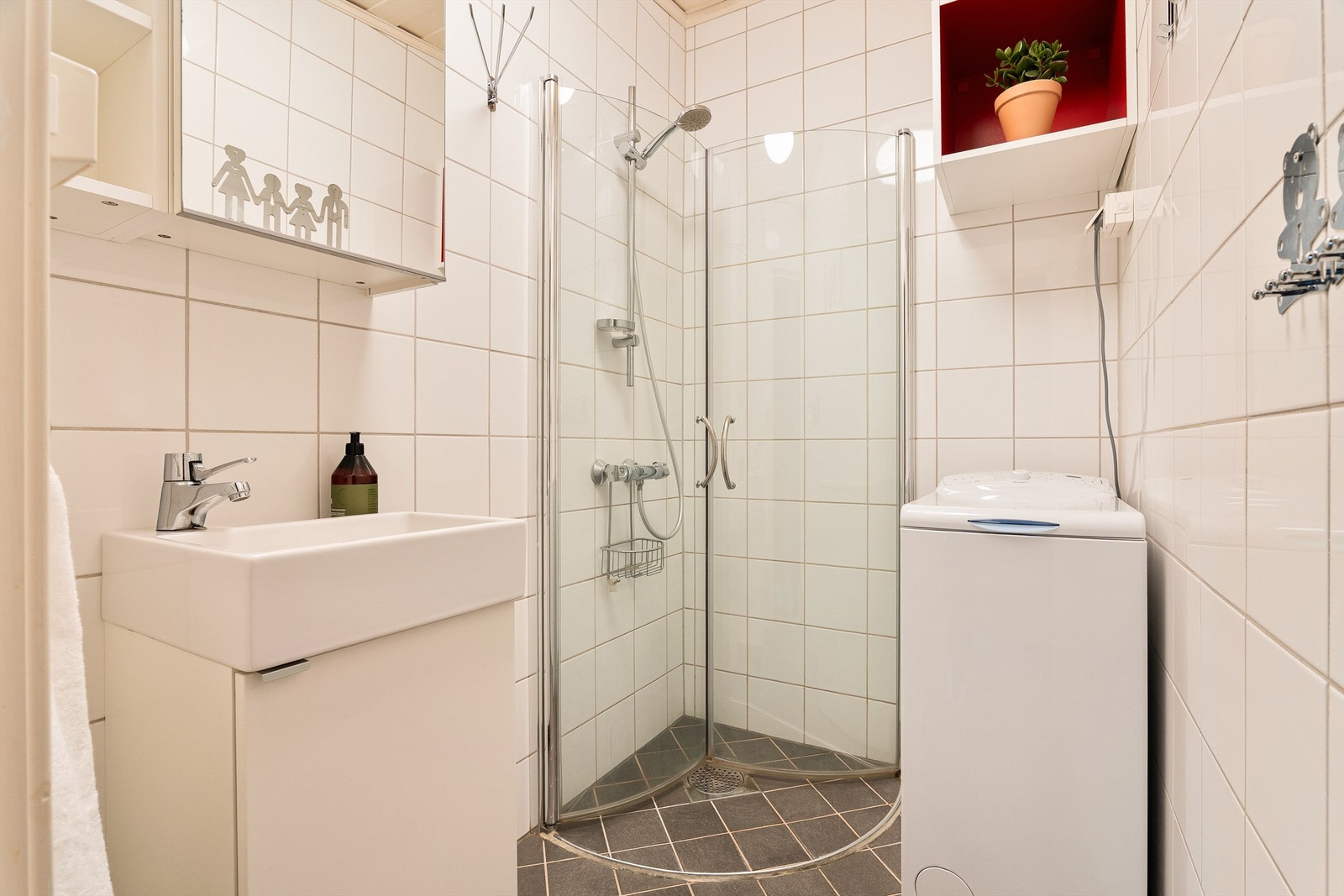 Badet ble ferdigstilt i 2014 i forbindelse med at vann og avløp ble lagt inn. innredet med møbler fra blant annet IKEA. I gulvet er det varmekabler. Galleribilde