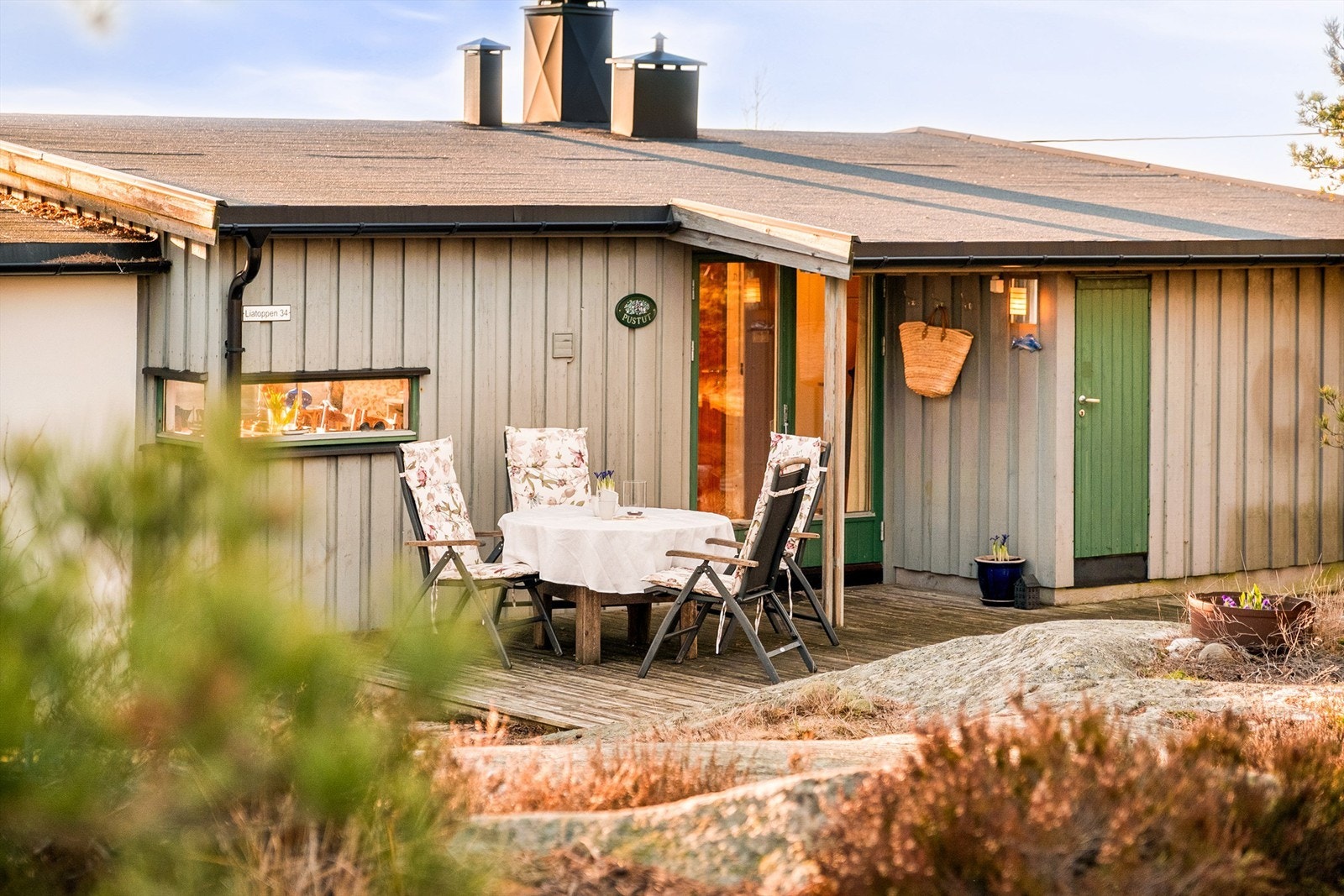 Plattingen på inngangssiden er solfylt fra morgenen og et lunt, deilig sted for frokostene. Galleribilde