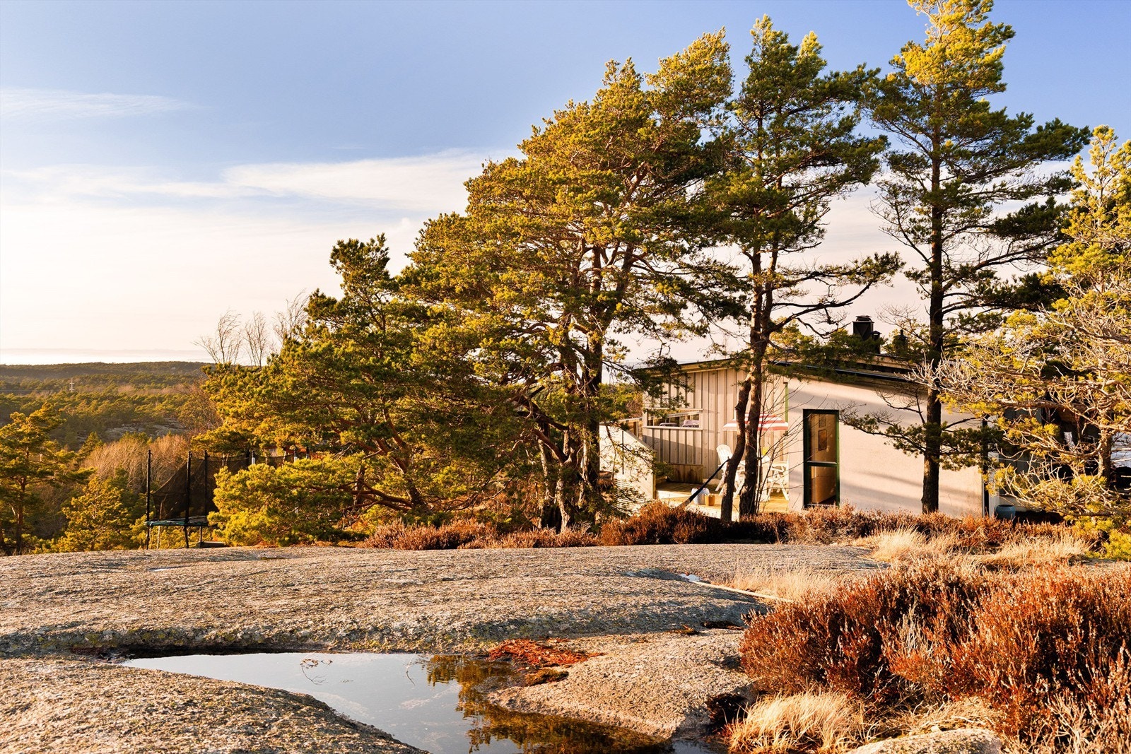 Tomten er eiet og på 3.020 kvm. bestående hovedsakelig av svaberg og naturlig vegetasjon. Trampolinen medfølger. Galleribilde
