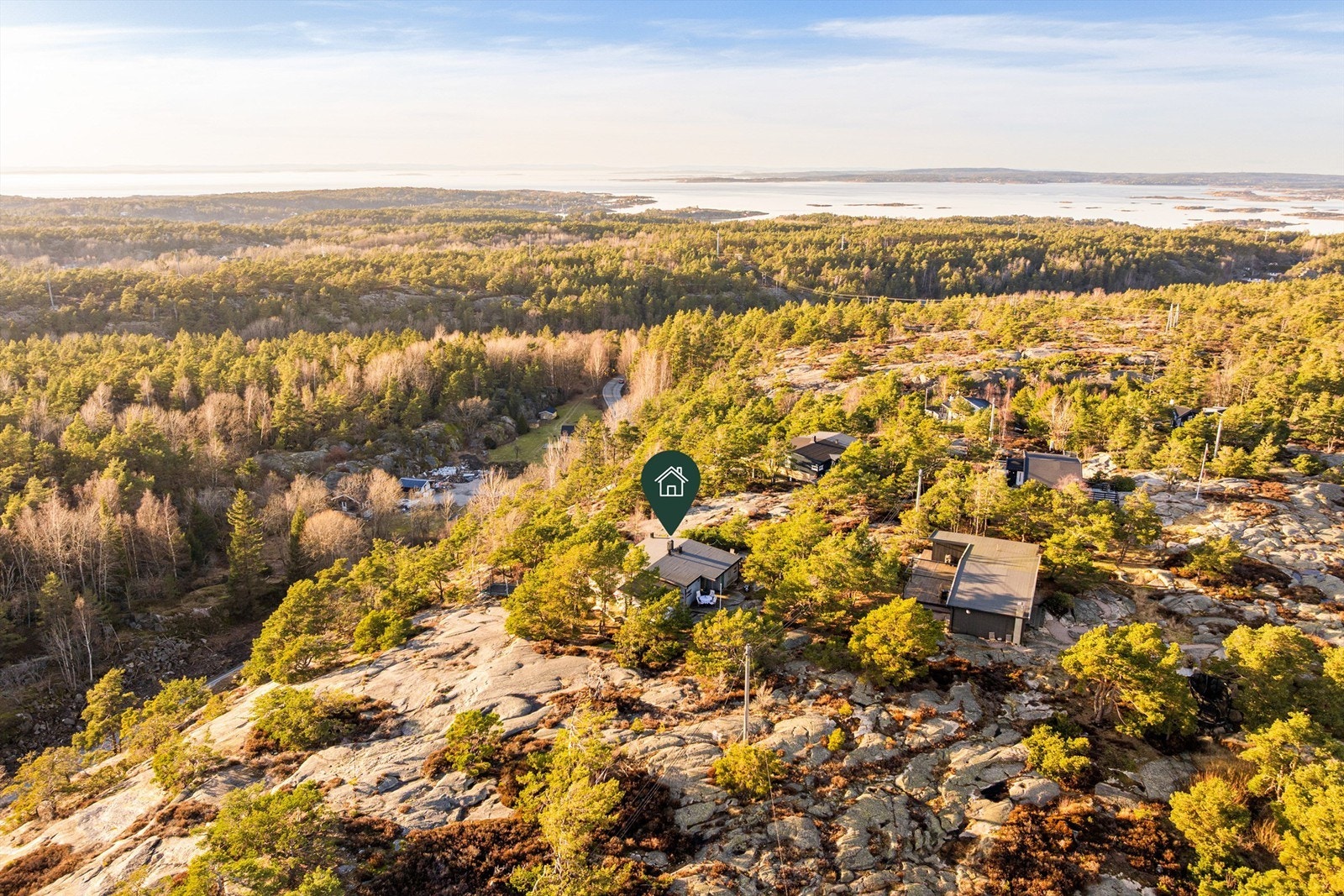 Det er ingen annen bebyggelse vest for denne eiendommen på Liatoppen - kun et naturskjønt landskap å betrakte. Galleribilde