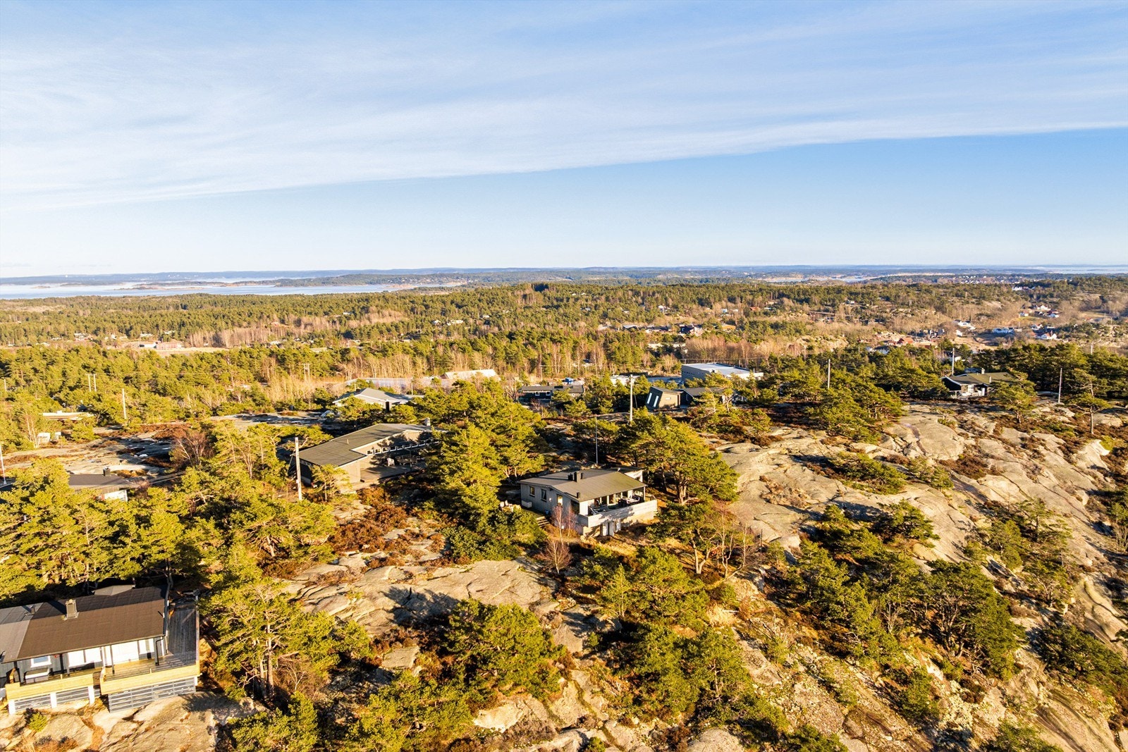 På Liatoppen tilbringes feriedagene midt i det omfangsrike øyriket Hvaler, med enkel tilgang til den vakre skjærgården. Galleribilde