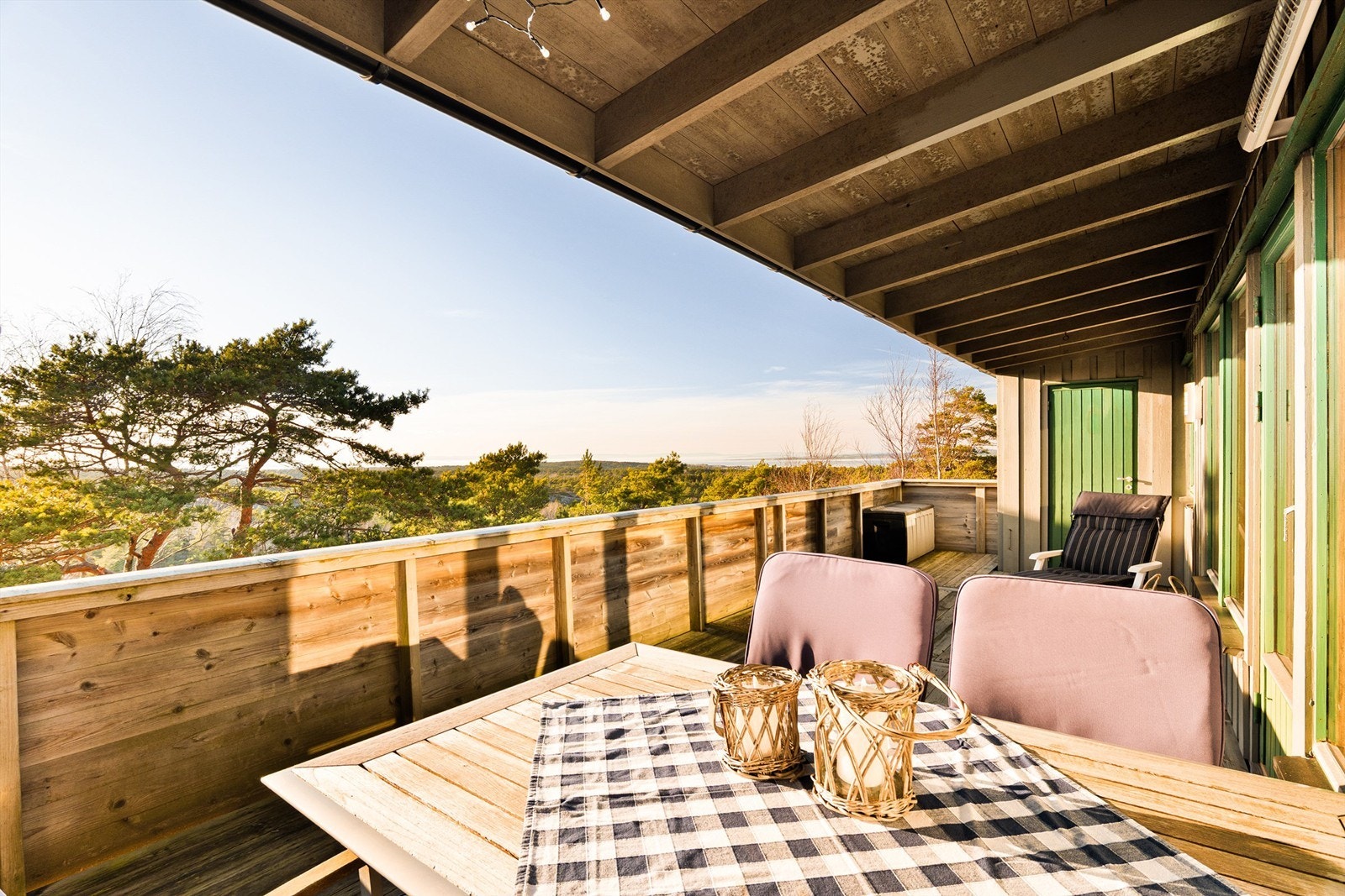 Vestvendt terrasse med vid utsikt - helt uten innsyn av noe slag. Galleribilde