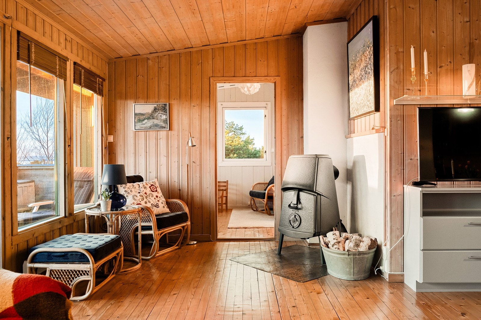 I stuen står en eldre Jøtul vedovn, trolig fra byggeåret. Hytta varmes ellers opp med hjelp av elektrisitet. Galleribilde