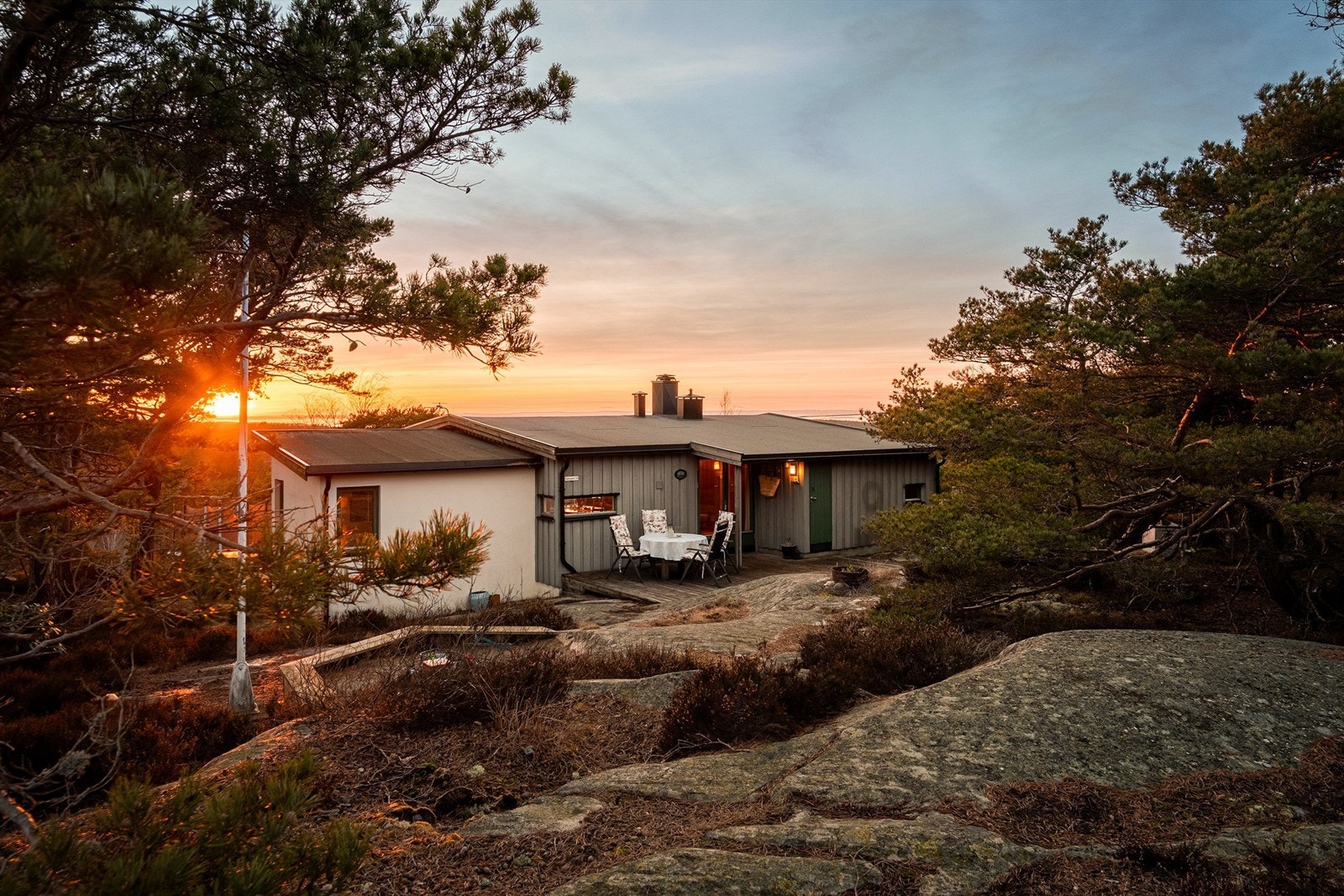 Hytta ble oppført i 1975 og er siden både tilbygget og modernisert over tid. Ny pappshingel ble lagt på yttertaket i 2008. Galleribilde