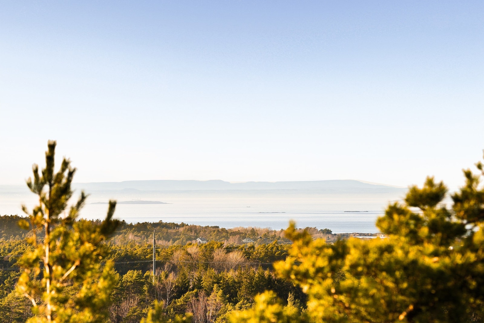 På klarværsdager sees til og med innlandsfjellene i vest. Galleribilde