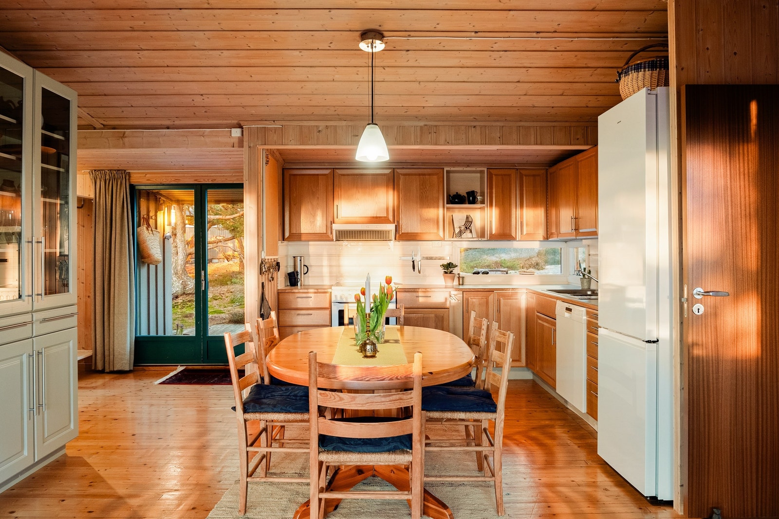 Kjøkkeninnredningen er velholdt og fullt funksjonell. Vann og avløp ble lagt inn i 2013. Galleribilde