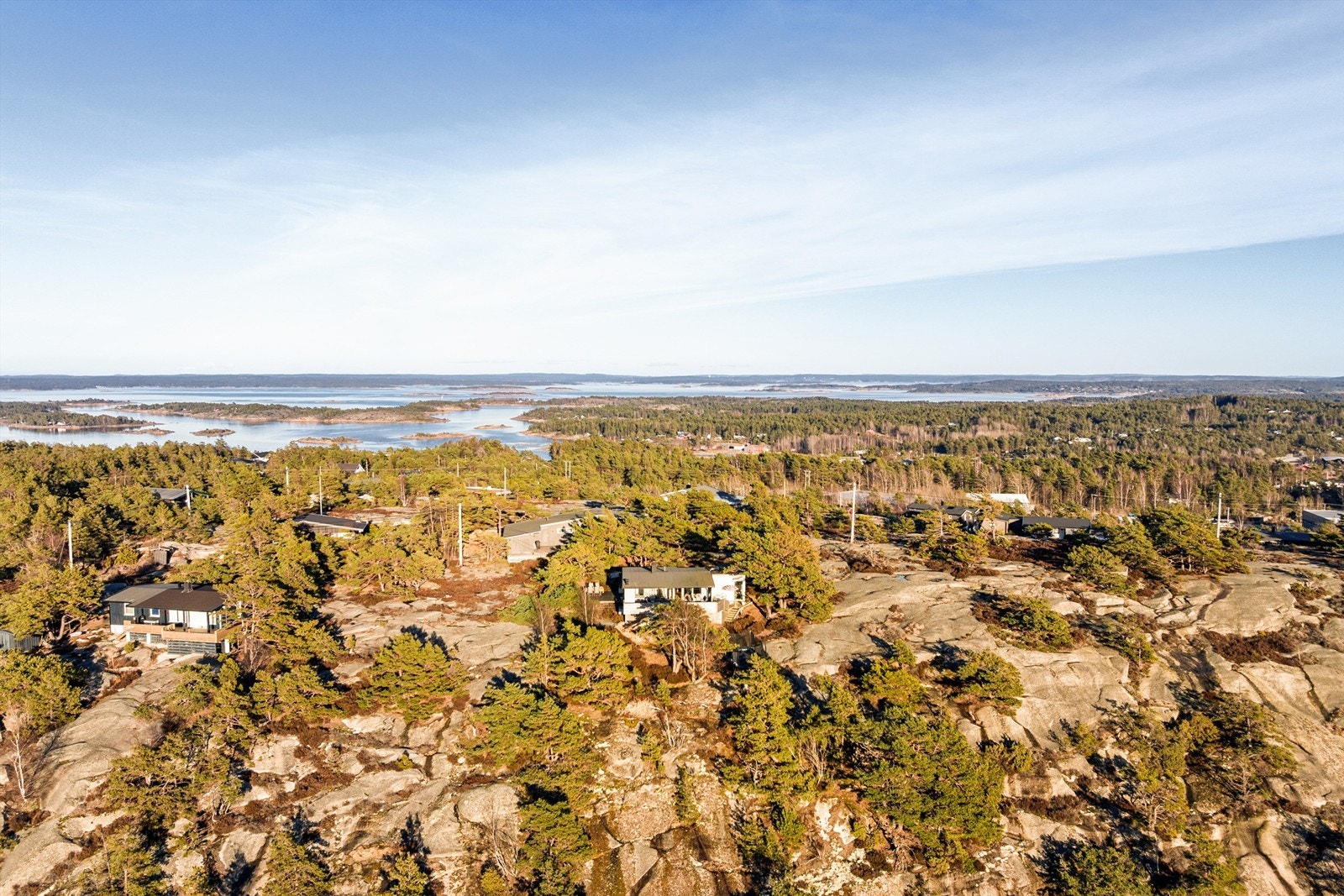 Nåværende eier leier 2 stk. biloppstillingsplasser. Videre frem til hytta er det kun gode fem minutter å gå over svaberget. Galleribilde