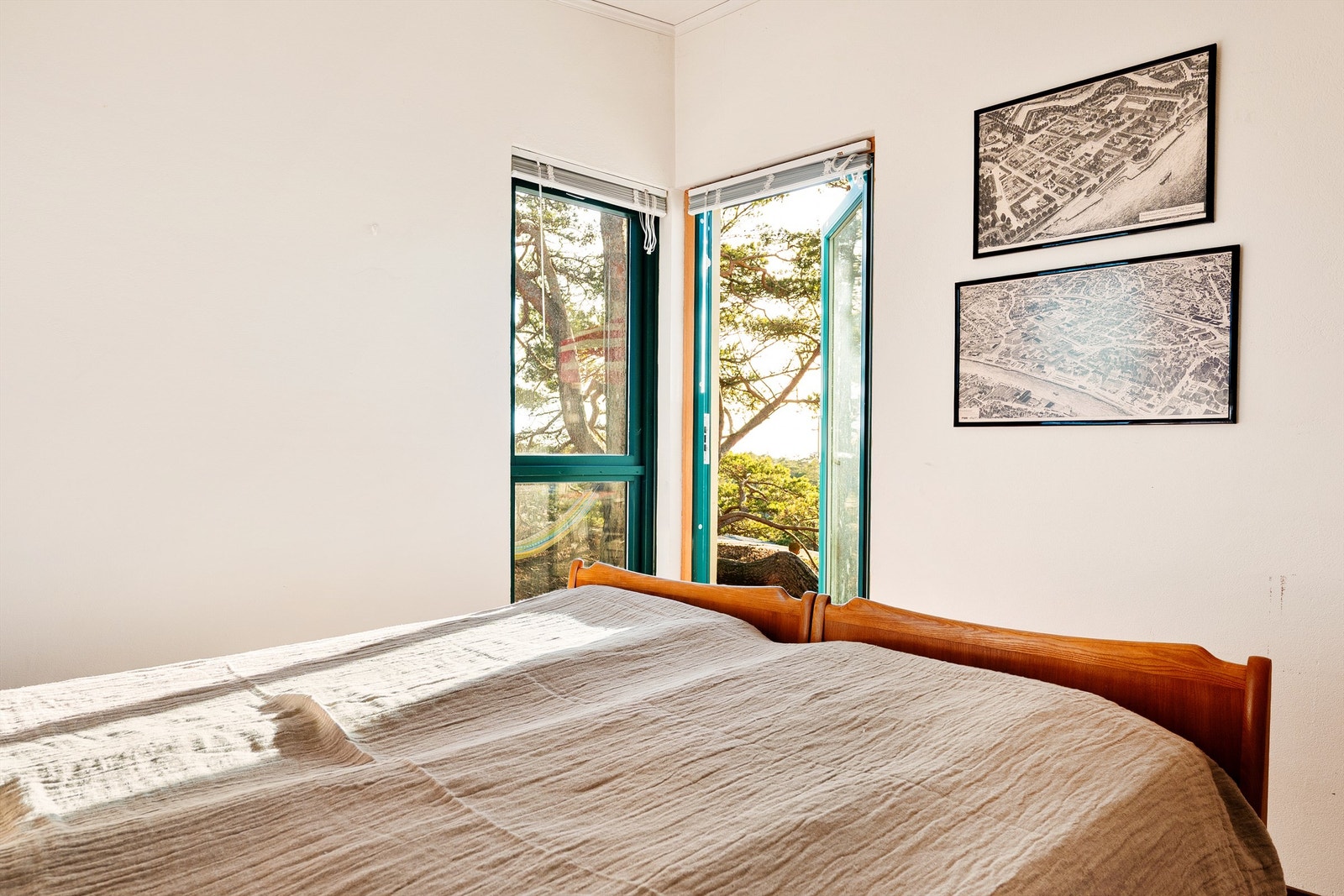 Utsyn til furuskog og svaberg er et prisverdig skue å våkne til. Galleribilde