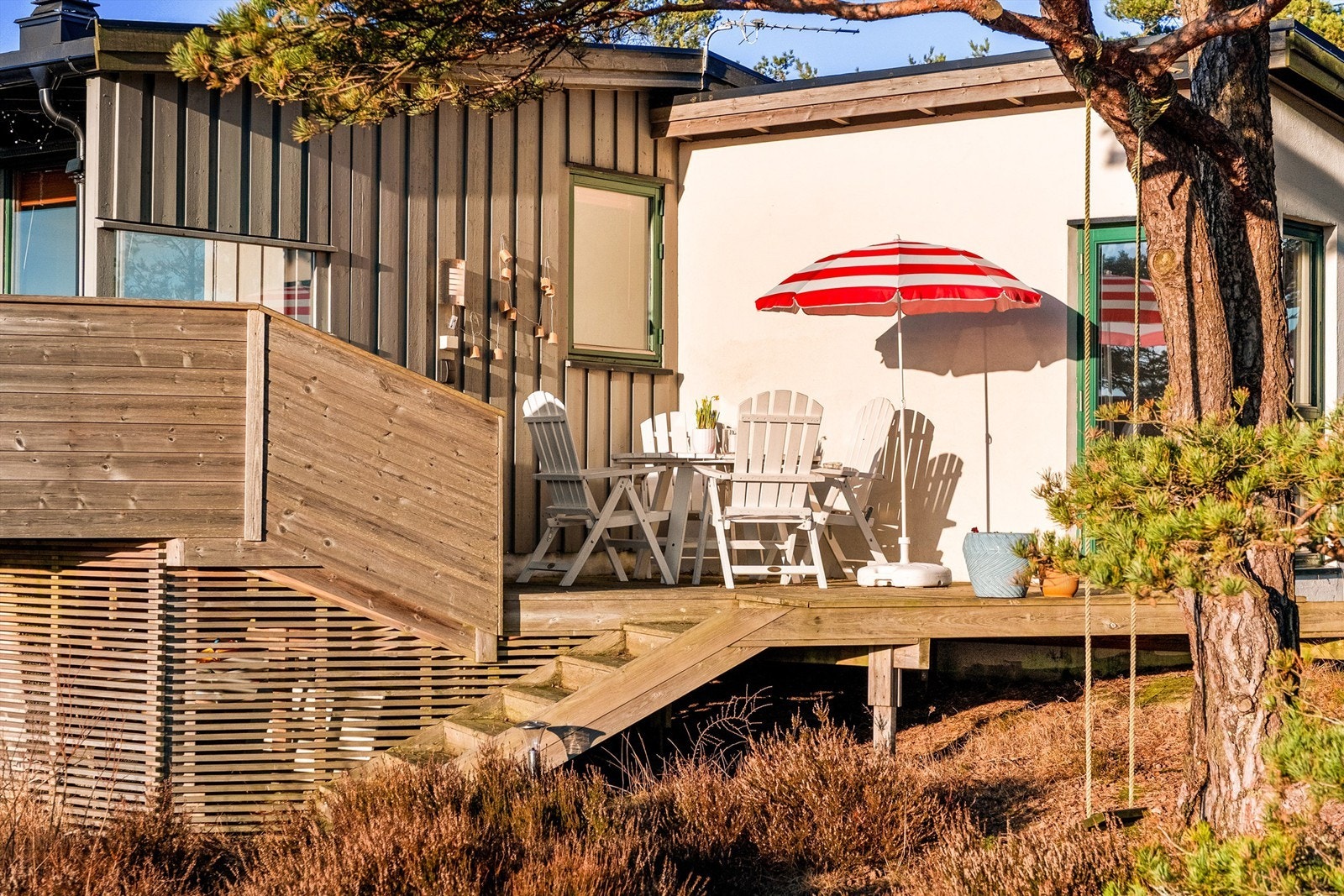 Ut til terrassekroken kan du gå også rett fra hovedsoverommet. Galleribilde
