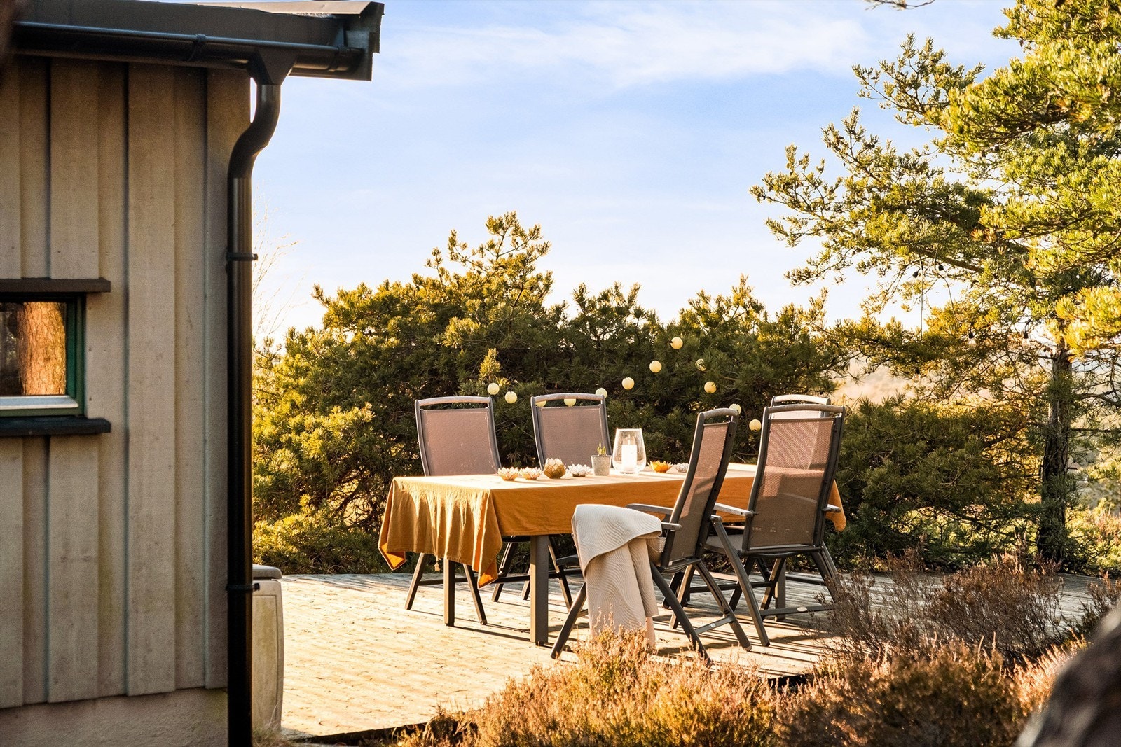 Terrasser og plattinger er anlagt på alle fire sider, slik at du alltid finner et sted å sitte ute. Galleribilde