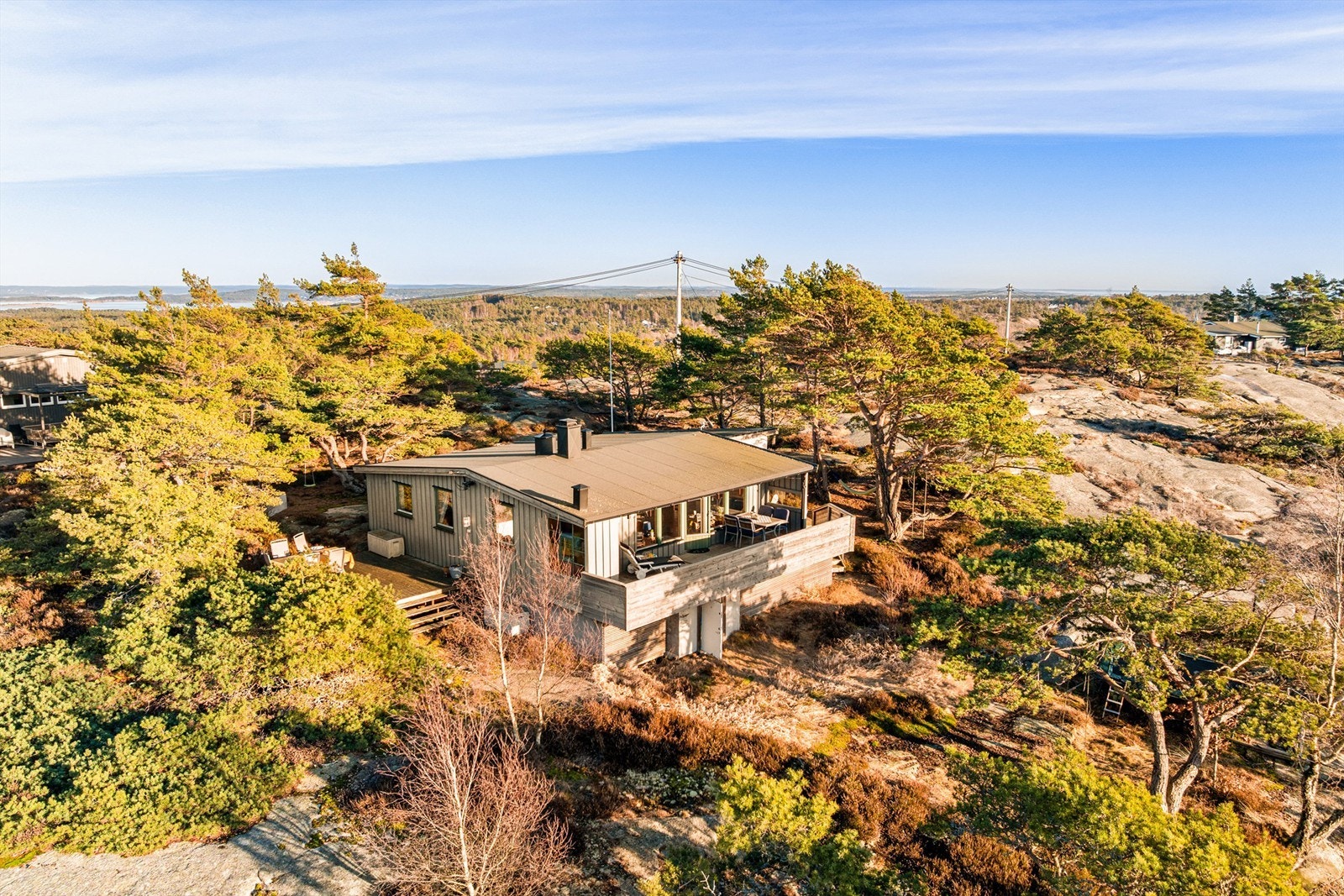 Under terrassen finnes bod med tekniske installasjoner, deriblant varmtvannsbereder. Utskiftning av boddøren må påregnes. Galleribilde