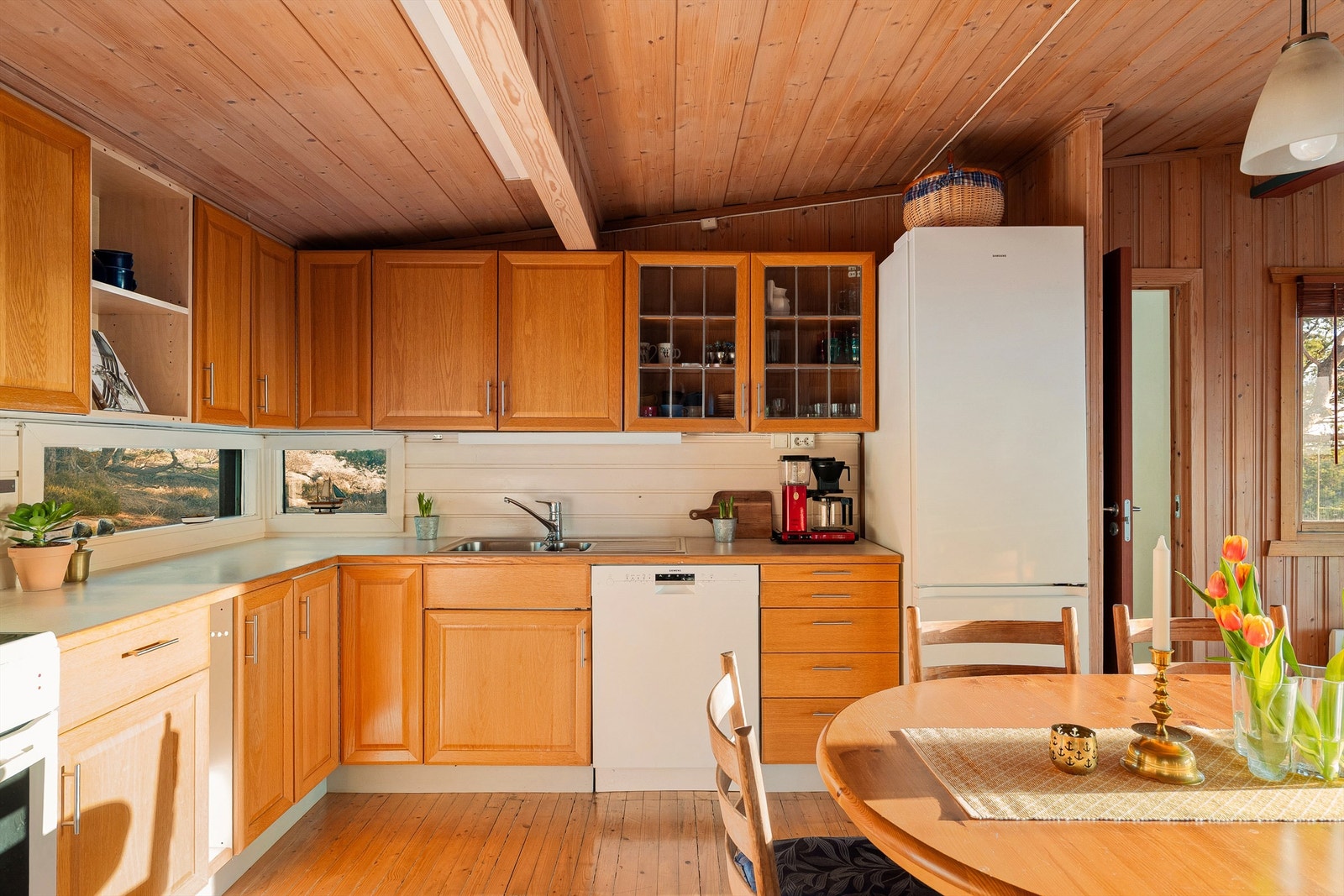 På kjøkkenet medfølger hvitevarer i form av komfyr, kombiskap og oppvaskmaskin. Vaskemaskin medfølger også. Galleribilde