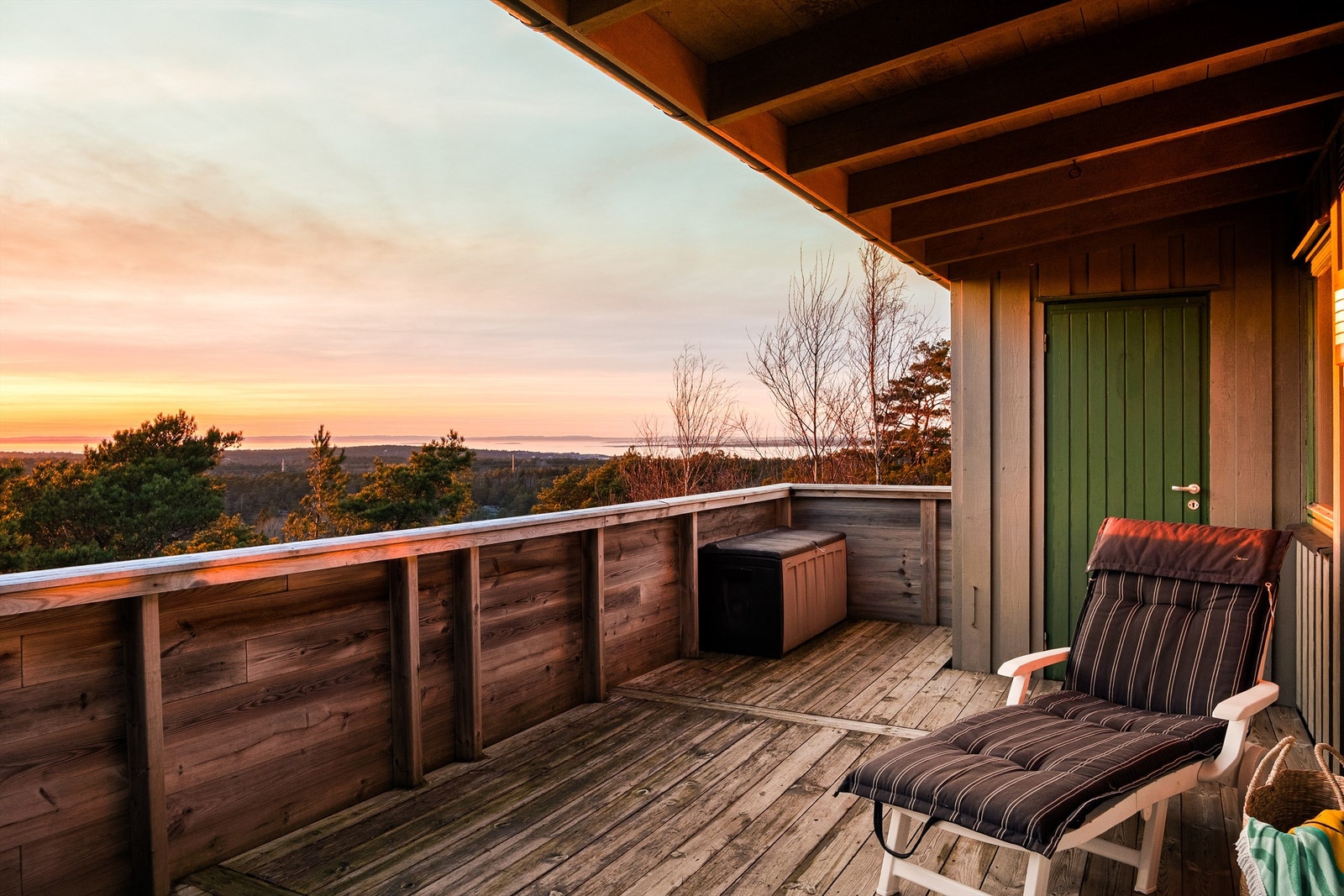 I sommermånedene er kveldssolen på terrassen helt til den går ned i nordvest. Galleribilde