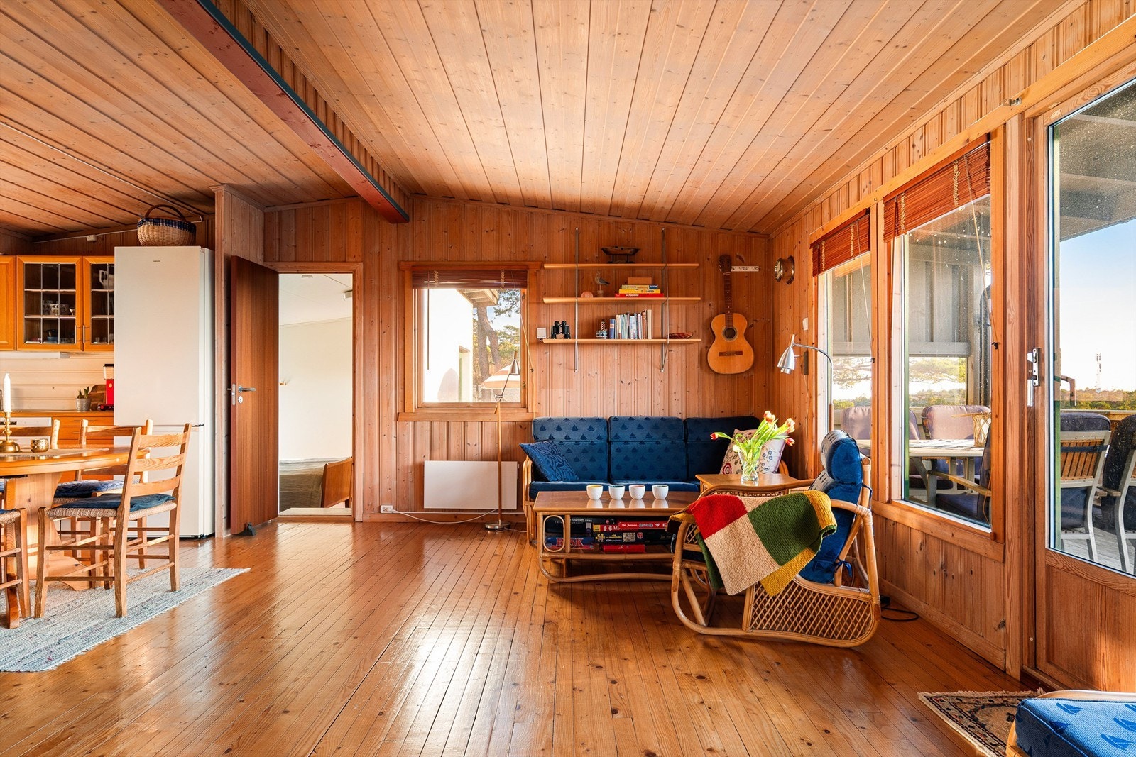 Stuen og kjøkkenet er sømløst forbundet og utgjør hyttas naturlige midtpunkt. Her er det stor gulvflate og god plass til felles opphold. Galleribilde