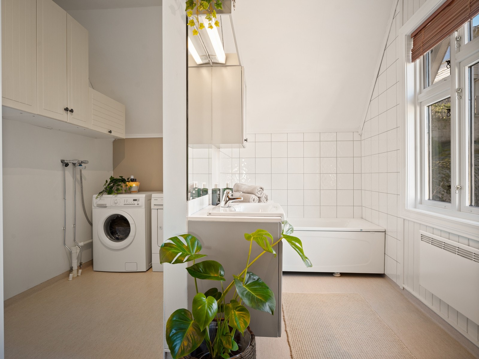 Bad/vaskerom ligger i 2. etasje og er romslig praktisk innredet. Galleribilde