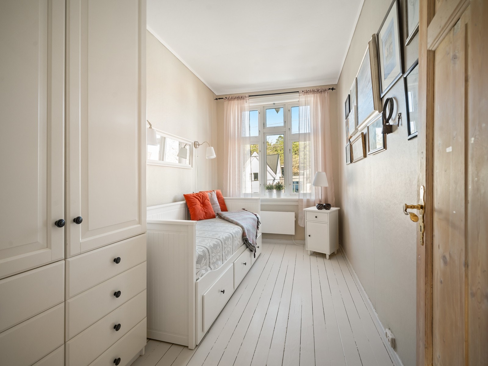 Garderobeløsning med integrerte hyller og skuffer gir god oppbevaringsplass på soverom 2. Galleribilde