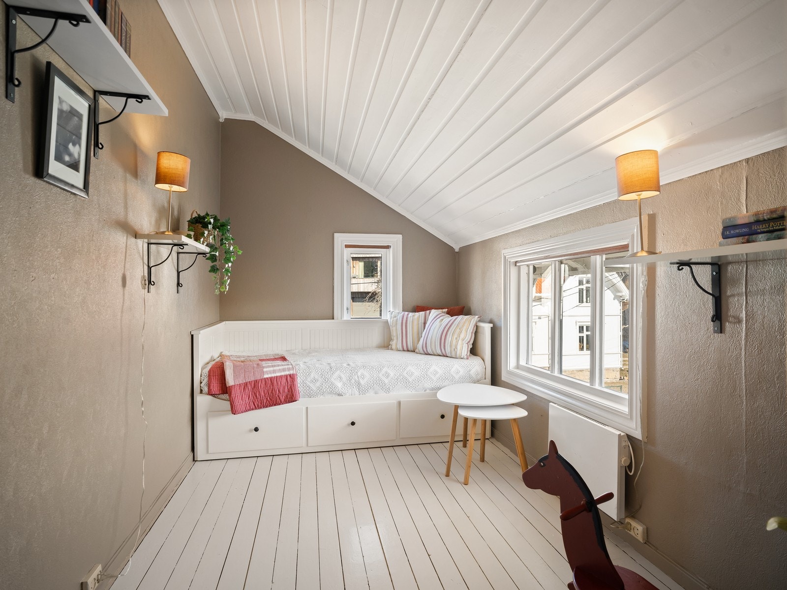 Soverom 3. Alle rom i 2. etasje har originale, malte gulv. Galleribilde