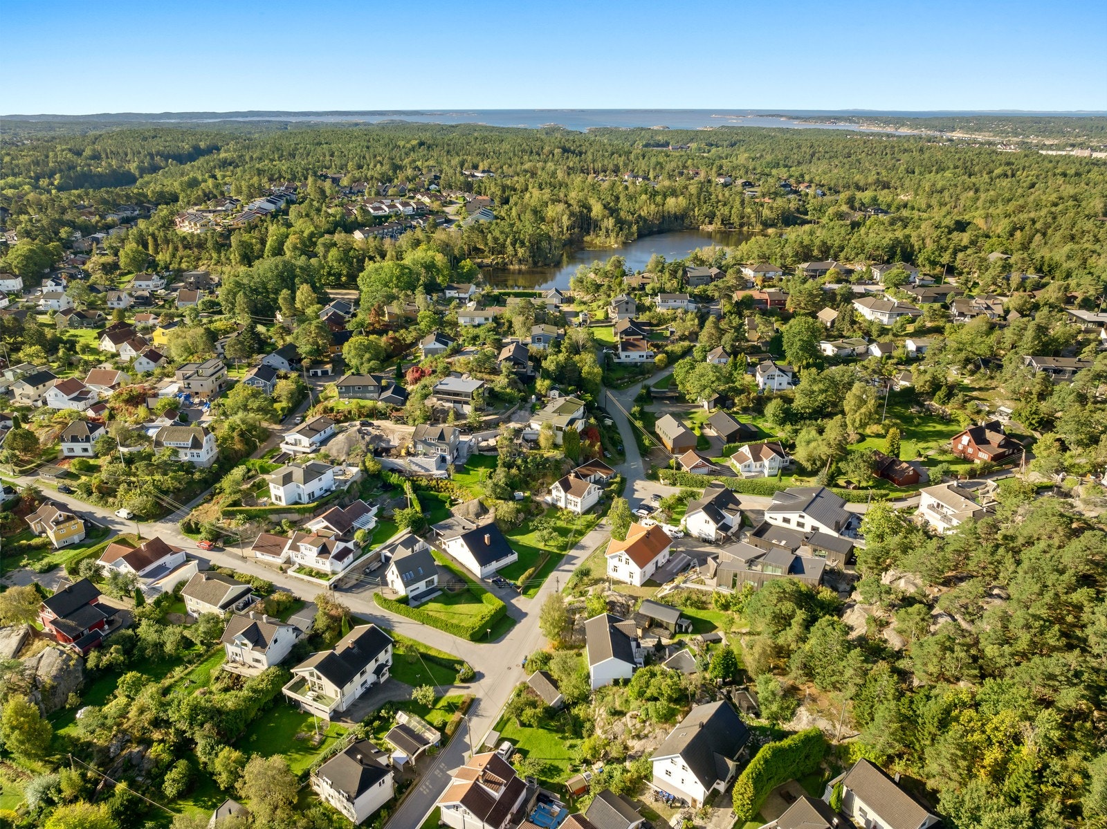 Eiendommen har en strategisk beliggenhet med kort vei til både natur og by. Galleribilde